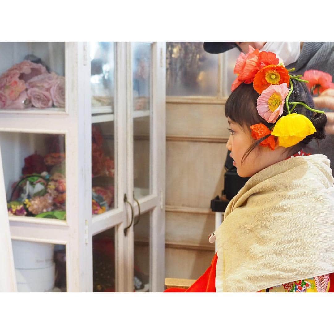 Kyooonさんのインスタグラム写真 - (KyooonInstagram)「ヘアメイク中💄﻿ ﻿ 小さな女の子でもヘアメイクしてもらうと目をキラキラさせて喜んでいる様子ってよく見るけど﻿ 長女は七五三のときでもグロスさえ拒否で😂😂😂﻿ ﻿ されるより人にしてあげる方が好きみたい💄﻿ ﻿ ﻿ この日、初めてグロス・アイシャドー・アイブロウをしてもらいました☺️✨﻿ 眉がいつもよりしっかりだからか凛とするなぁ﻿☺️ でもやっぱりメイク中もお約束の変顔あり。﻿ #4歳#4歳10ヶ月#ヘアメイク﻿ ﻿」3月19日 20時42分 - fancykyon