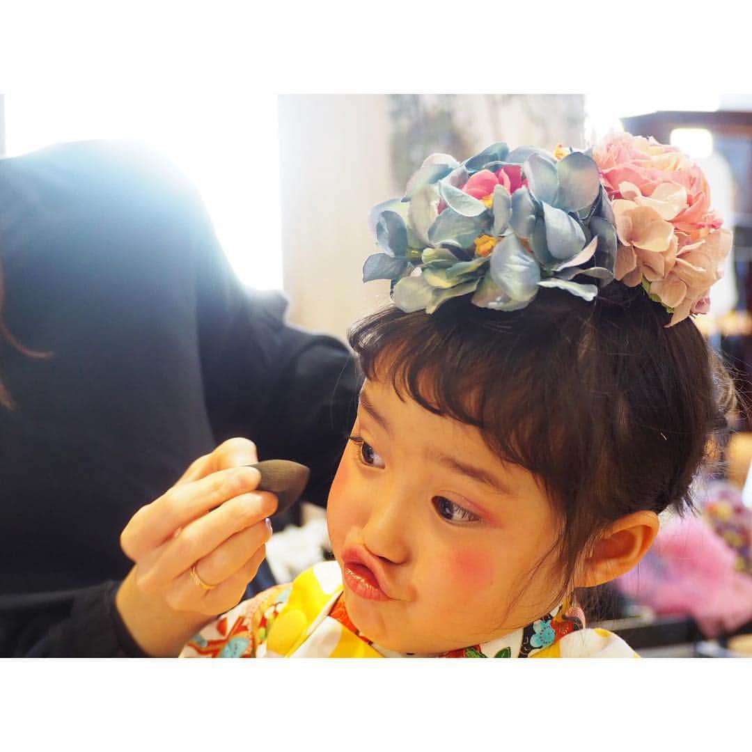 Kyooonさんのインスタグラム写真 - (KyooonInstagram)「ヘアメイク中💄﻿ ﻿ 小さな女の子でもヘアメイクしてもらうと目をキラキラさせて喜んでいる様子ってよく見るけど﻿ 長女は七五三のときでもグロスさえ拒否で😂😂😂﻿ ﻿ されるより人にしてあげる方が好きみたい💄﻿ ﻿ ﻿ この日、初めてグロス・アイシャドー・アイブロウをしてもらいました☺️✨﻿ 眉がいつもよりしっかりだからか凛とするなぁ﻿☺️ でもやっぱりメイク中もお約束の変顔あり。﻿ #4歳#4歳10ヶ月#ヘアメイク﻿ ﻿」3月19日 20時42分 - fancykyon