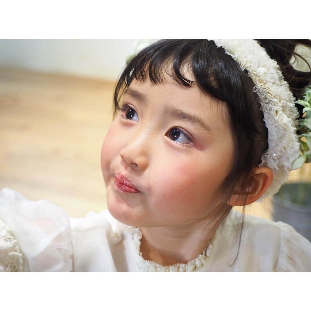 Kyooonさんのインスタグラム写真 - (KyooonInstagram)「ヘアメイク中💄﻿ ﻿ 小さな女の子でもヘアメイクしてもらうと目をキラキラさせて喜んでいる様子ってよく見るけど﻿ 長女は七五三のときでもグロスさえ拒否で😂😂😂﻿ ﻿ されるより人にしてあげる方が好きみたい💄﻿ ﻿ ﻿ この日、初めてグロス・アイシャドー・アイブロウをしてもらいました☺️✨﻿ 眉がいつもよりしっかりだからか凛とするなぁ﻿☺️ でもやっぱりメイク中もお約束の変顔あり。﻿ #4歳#4歳10ヶ月#ヘアメイク﻿ ﻿」3月19日 20時42分 - fancykyon