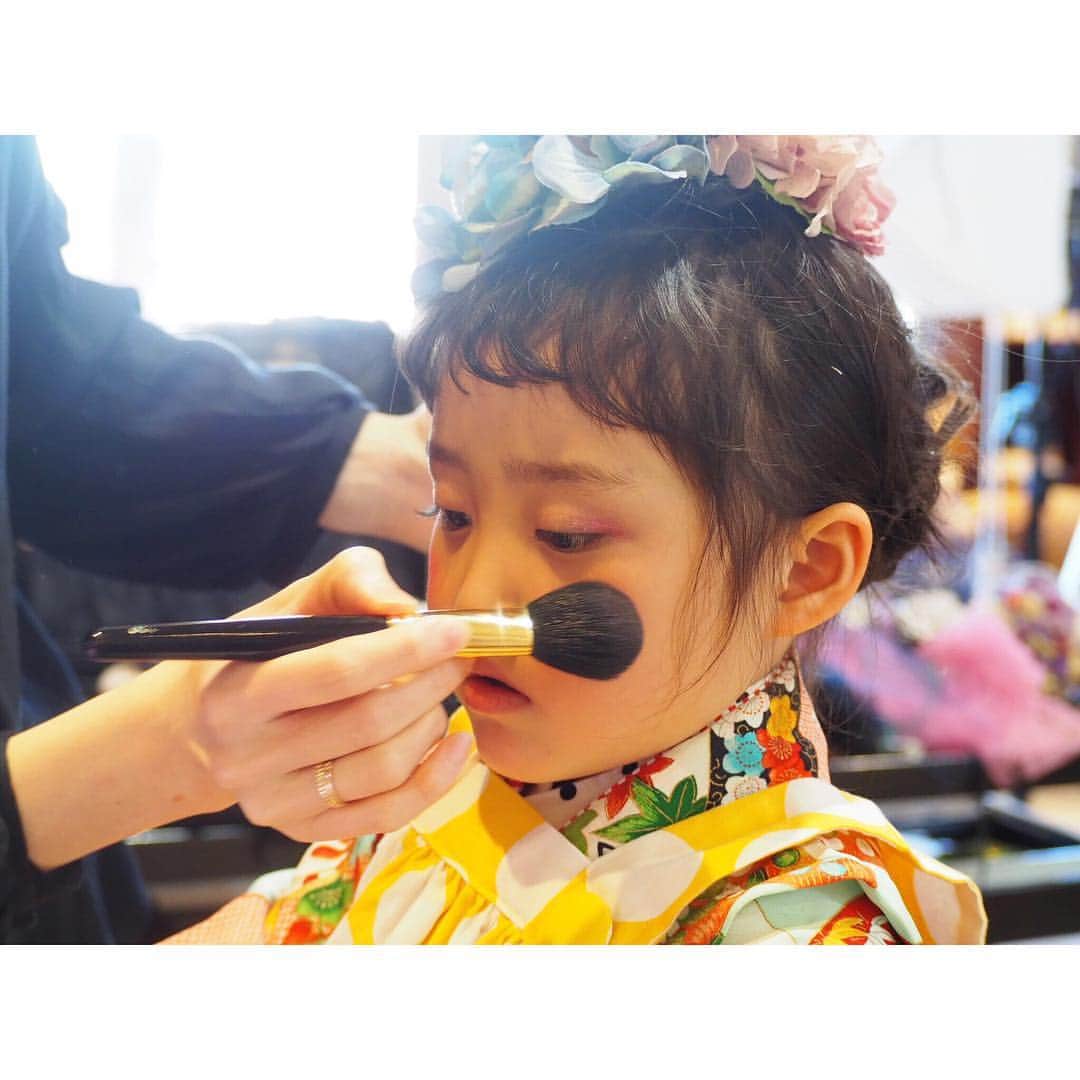 Kyooonさんのインスタグラム写真 - (KyooonInstagram)「ヘアメイク中💄﻿ ﻿ 小さな女の子でもヘアメイクしてもらうと目をキラキラさせて喜んでいる様子ってよく見るけど﻿ 長女は七五三のときでもグロスさえ拒否で😂😂😂﻿ ﻿ されるより人にしてあげる方が好きみたい💄﻿ ﻿ ﻿ この日、初めてグロス・アイシャドー・アイブロウをしてもらいました☺️✨﻿ 眉がいつもよりしっかりだからか凛とするなぁ﻿☺️ でもやっぱりメイク中もお約束の変顔あり。﻿ #4歳#4歳10ヶ月#ヘアメイク﻿ ﻿」3月19日 20時42分 - fancykyon