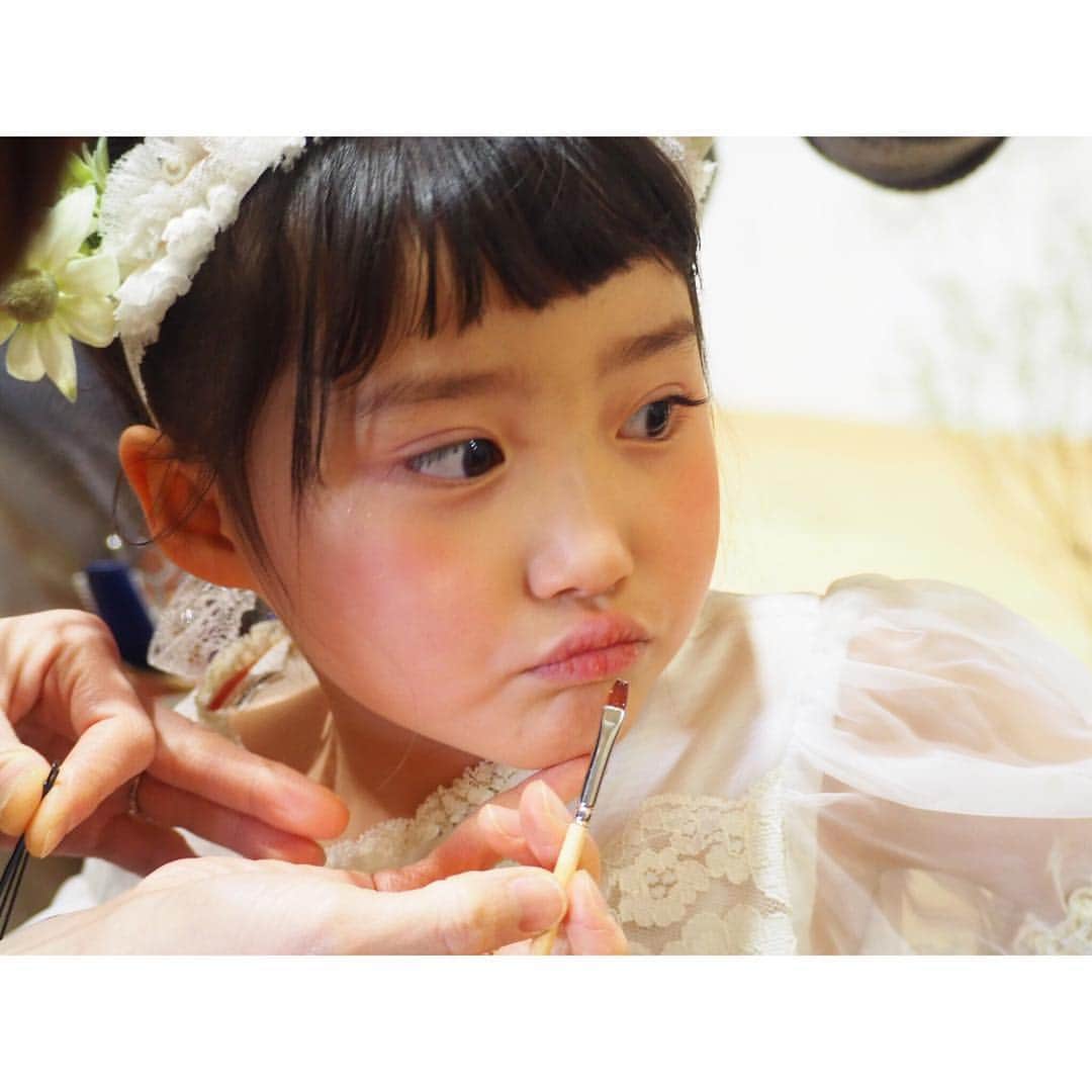 Kyooonさんのインスタグラム写真 - (KyooonInstagram)「ヘアメイク中💄﻿ ﻿ 小さな女の子でもヘアメイクしてもらうと目をキラキラさせて喜んでいる様子ってよく見るけど﻿ 長女は七五三のときでもグロスさえ拒否で😂😂😂﻿ ﻿ されるより人にしてあげる方が好きみたい💄﻿ ﻿ ﻿ この日、初めてグロス・アイシャドー・アイブロウをしてもらいました☺️✨﻿ 眉がいつもよりしっかりだからか凛とするなぁ﻿☺️ でもやっぱりメイク中もお約束の変顔あり。﻿ #4歳#4歳10ヶ月#ヘアメイク﻿ ﻿」3月19日 20時42分 - fancykyon