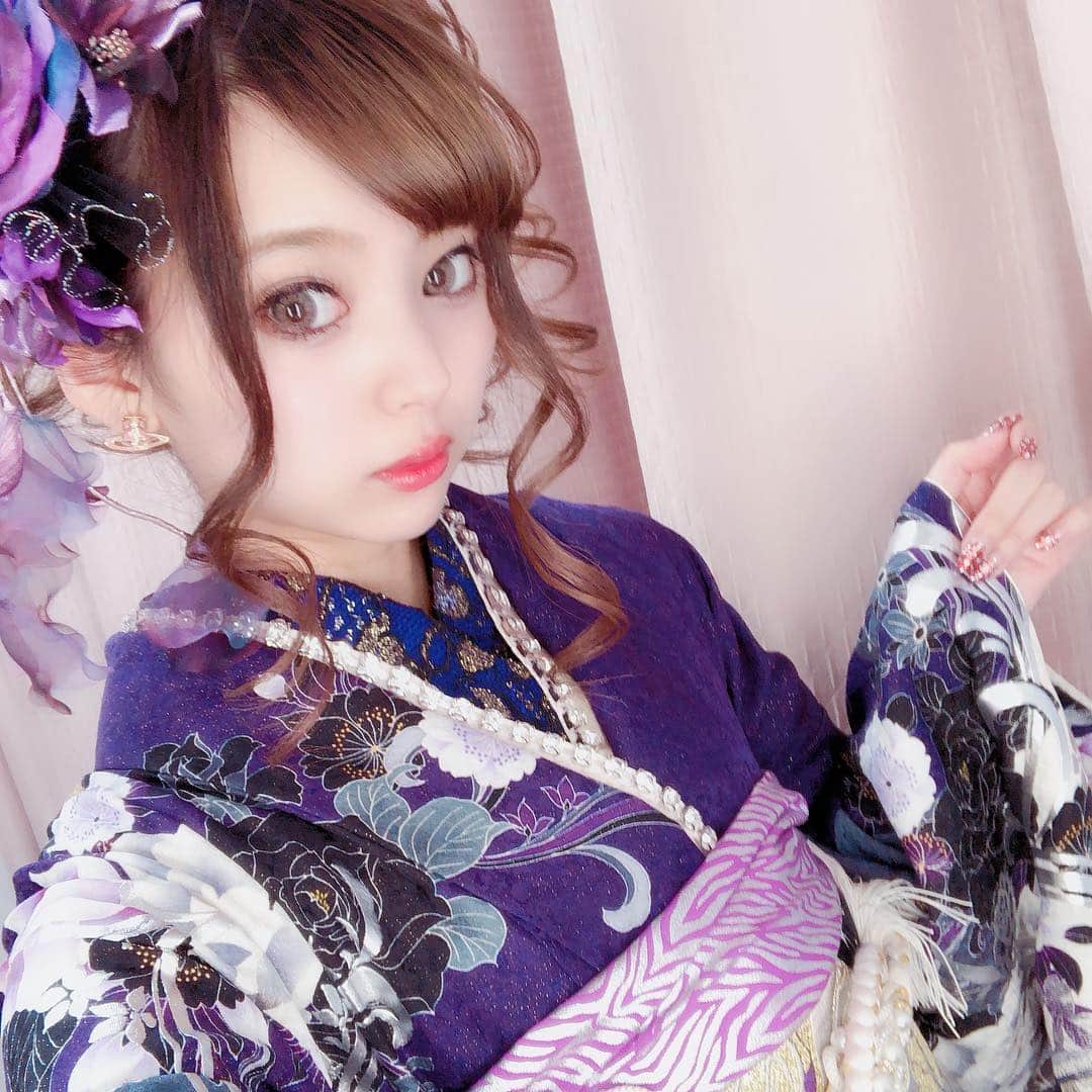 のインスタグラム：「. #和の刻 撮影2着目💜。 . . #振袖 . . #kimono #furisode #振袖ヘア #make #hairset #viviennewestwood #ヴィヴィアン #instagood #instalike #着物 #japan #셀스타그램📷 #98년생 #l4l #いいね返し」
