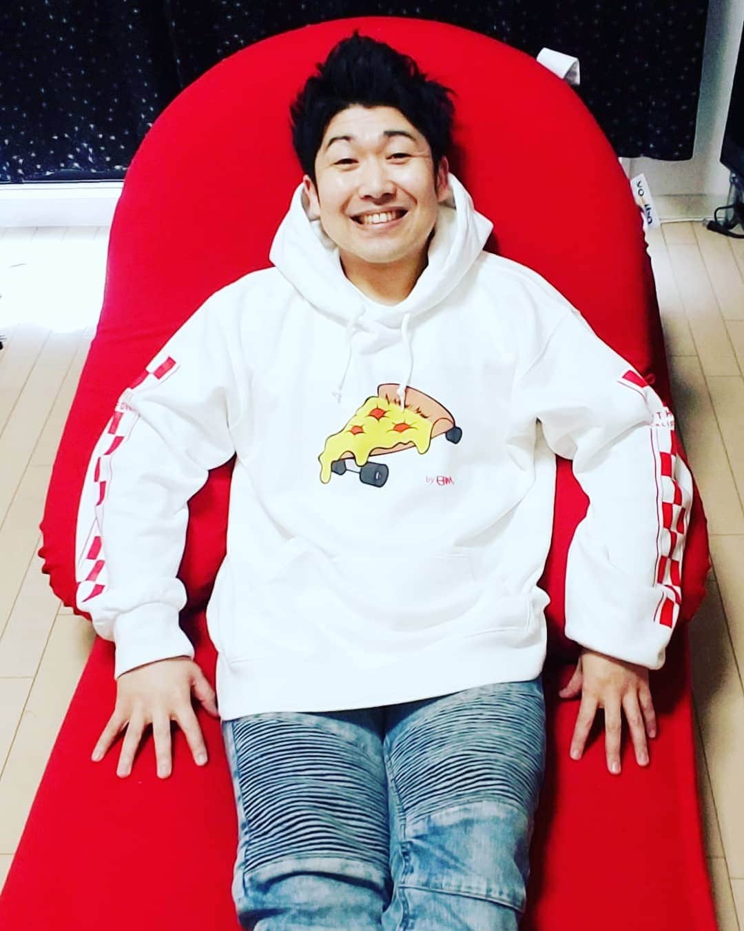 レイチェルのインスタグラム：「ついに僕もゲットしちゃいましたよ！  ヨギボー。  どーしよう。  快適過ぎてホンマに動けない。  誰か助けて。  とか言っちゃってぇ～😁😁😁💨💨💨💨🎶🎶🎶🎶」