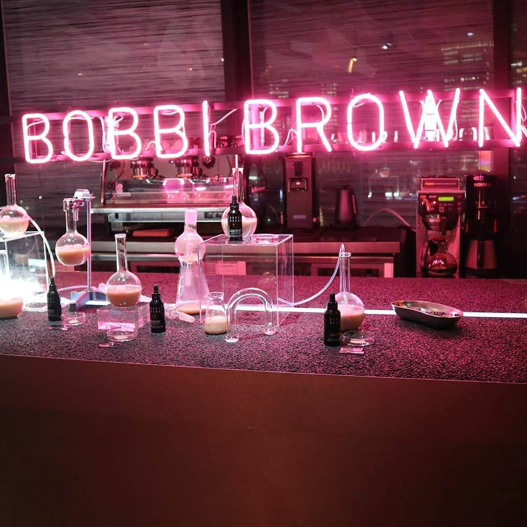 常岡珠希さんのインスタグラム写真 - (常岡珠希Instagram)「BOBBI BROWN インテンシブ スキン セラム ファンデーション4周年記念パーティーに行ってきました！  人気ナンバー1のロングセラー製品「インテンシブ スキン セラム ファンデーション」が発売4周年とのことで、記念パーティーで実際にタッチアップしていただきました。  13色もあるので自分にマッチするカラーがみつかるとのことでタッチアップしてみたのですが、私は1 WARM IVORYがぴったり。画像はフェイスラインで色を見ていただいた時のものです！会場暗かったので、照明の近くで写真とったからか、髪がとても明るくみえますね笑  このファンデーションの特徴は素肌っぽいのに色ムラのない肌に仕上がるとのこと。フィット感もあるようで、メイク崩れしにくいそうです。そして、SPF40 、PA++++の紫外線カット効果もあるので夏にもぴったりなアイテム。まだ実際しっかりは使っていないので、また使ったらレビューしますね。  ボビイブラウンはアイシャドウやブラシ、リップなど私は好きなアイテムが多いブランドなので、楽しみ。  @bobbibrownjapan  #化粧品 #コスメ #ファンデーション #ベースメイク #BOBBIBROWN #インテンシブスキンセラムファンデーション #美容液ファンデ #ボビイブラウン #pr #デパコス #メイク #ナチュラルメイク #素肌 #タッチアップ #今日のメイク #ポニーテール #美容 #セルフ美容 #美活 #美意識」3月19日 20時48分 - tamaki.tsuneoka