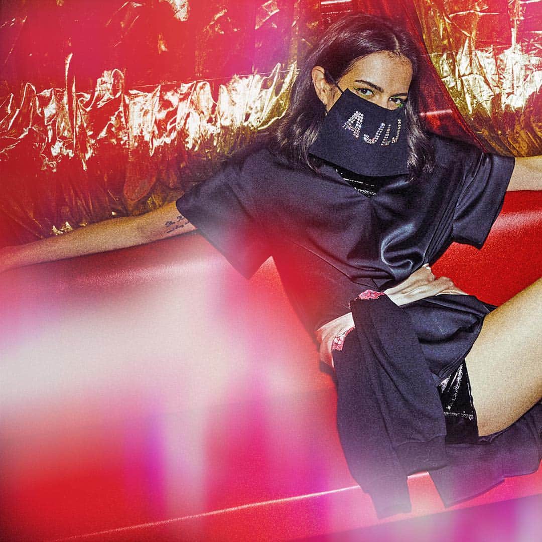 オージュールルジュールのインスタグラム：「We have this thing with logo. Ready to join our #AJLJClub with the right look?  #AuJourLeJour #AJLJ #FW1920」