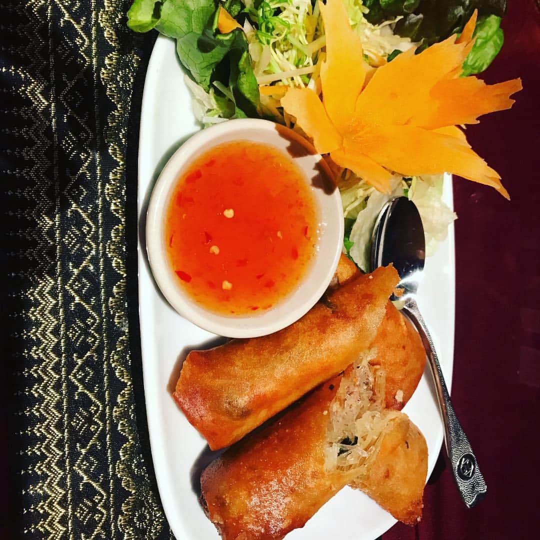 KAZUKI のインスタグラム：「久しぶりのタイ料理🇹🇭 最近のインスタがタイの事しか投稿してない。笑 渋谷の『タイガーデン』めっちゃ当たりやったから今度またたけさんと来よう！ #タイ料理 #渋谷タイ料理  #パッタイ  #カオマンガイ」