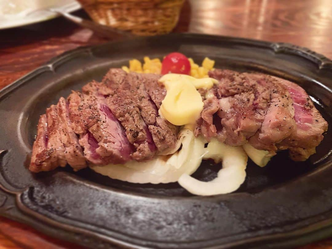 中村優さんのインスタグラム写真 - (中村優Instagram)「ファスティング明けはじめてのお肉🥩❤️ うまい〜😚 けど、よく噛んで食べたつもりでもやっぱりちょっとしんどい(胃腸への負担が…)。もっと少量からにすればよかった〜。(フィレ240g) #肉」3月19日 20時51分 - nkmr_yu