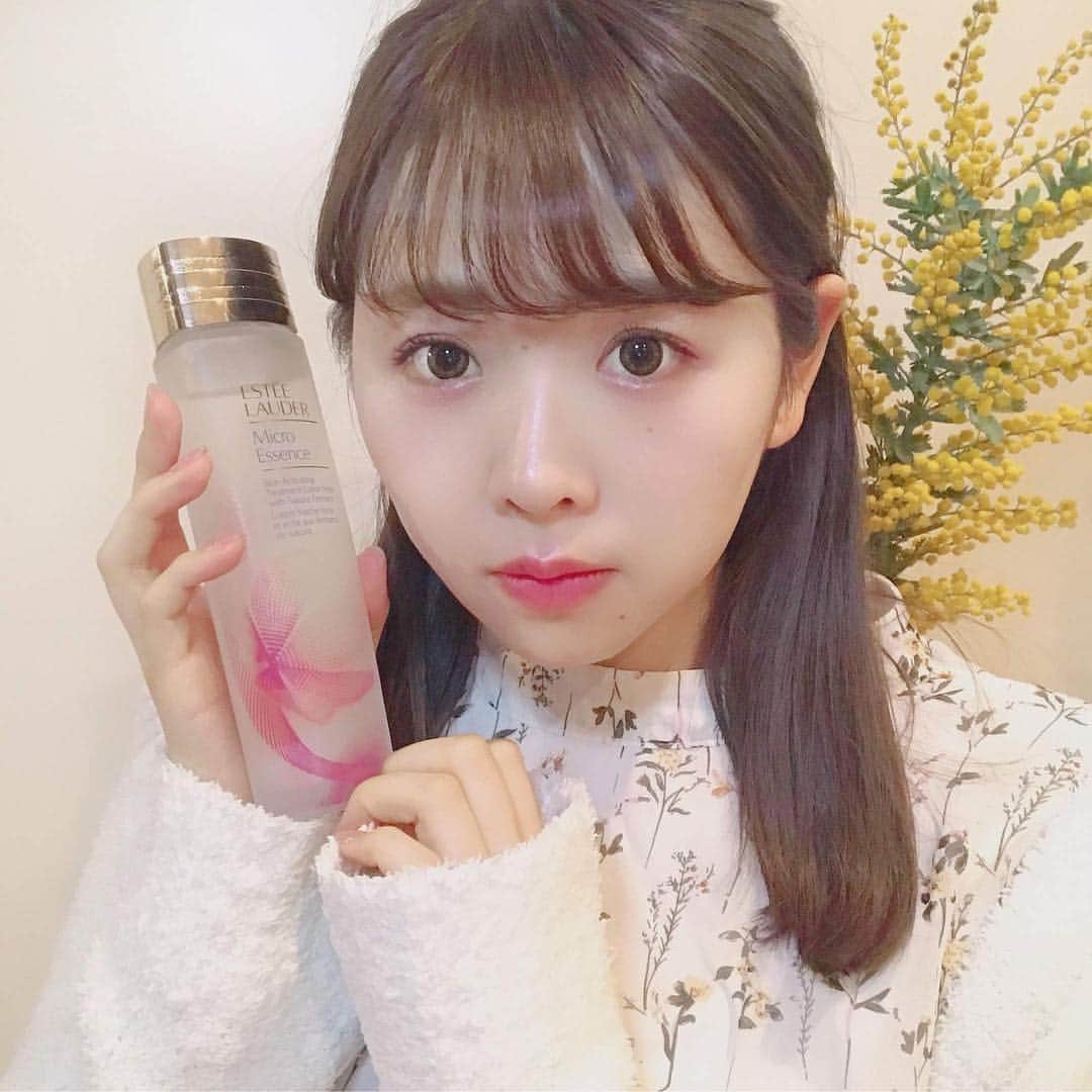 SHIHORINさんのインスタグラム写真 - (SHIHORINInstagram)「. . エスティ ローダー( @esteelauderjapan )のマイクロ エッセンス ローション フレッシュ 🌸💫 . サクラ ファーメント成分🌸(サトザクラ花エキスと酒粕エキスからなる複合成分)が肌の明るさと透明感に導いてくれ、 毛穴を目立たなくさせてくれる化粧水👏  桜の成分が入っていて、日本人にとってもなじみがあるよね🤔🌸 . 使用感は、フレッシュなテクスチャーでさらっとしているのがとても良く✨肌を土台から整えてくれるのも嬉しい💫 . これからの季節にぴったりな軽い使い心地だなぁと思います(2枚目に動画載せてます💭) . 毎日のスキンケア頑張ろう🤔💭 小鼻の毛穴が気にならなくなりますように🥺💭 . . #エスティローダー #マイクロエッセンスローション #MicroEssence #お花見 #毛穴ケア #esteelauder #マイクロエッセンスローションフレッシュ #スキンケア#skincare#化粧水#サクラ#透明感#新作コスメ @esteelauderjapan #エスティローダー_PR」3月19日 20時52分 - shihoriiin49