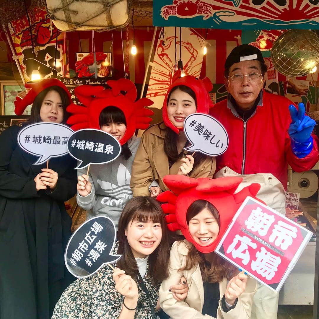 のインスタグラム：「大将元気な女の子に完全ノックアウト👊笑  でも大将ちゃっかり割引してました（＾ω＾）さすがプロ😊  明日来るで〜〜〜って🦀🦀🦀 🦀 #松葉がに#セイコガニ#せこがに #かに刺し#かにすき#焼きガニ  #柴山がに#津居山蟹#松葉ガニ#かにスタ  #かに好きと繋がりたい  #お土産は#旅 #城崎温泉街  #かに料理 #湯楽#香箱蟹 #朝市広場  #カニと撮影できます #カニスタグラム  #全国宅配#かに #城崎温泉#通販可能#ネット通販 #japan #kinosaki#trip #crab#旅行好きと繋がりたい  #全国宅配 注文は楽天朝市広場で🦀🦀🦀🦀🦀🦀🦀」