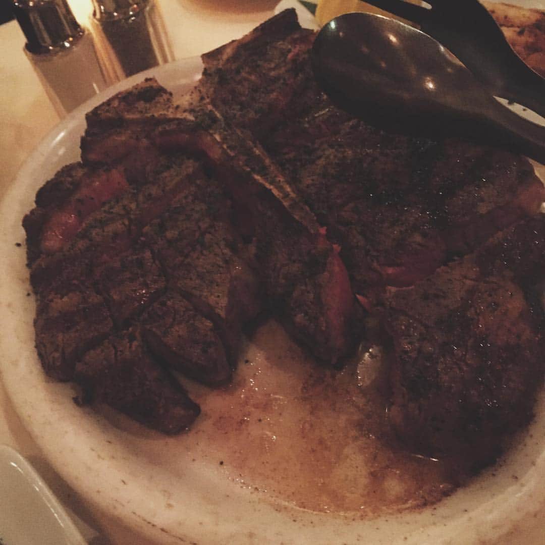中津悠希さんのインスタグラム写真 - (中津悠希Instagram)「Tボーンステーキおいしかったぁ🍖💕 #hawaii #ハワイ #family #trip #ruthschris #steak #dinner 🏝🏝」3月19日 20時53分 - yukinakatsu