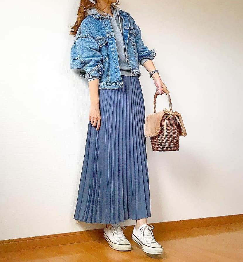 のインスタグラム：「#mineカジュアルコーデ  女性らしい雰囲気がでるフレアスカート💕にパーカーを合わせることで程よい大人カジュアルコーデに✨ . アイテムの詳細は @y_mmm_k さんのインスタをチェック👀👈 . #きょコ #kobelettuce  #jointspace #converse #コンバース #プチプラコーデ #mineプチプラ #fashion #coordinate #instafashion #コーデ #大人カジュアル #大人シンプル #カジュアルコーデ #シンプルコーデ #春コーデ #デニムコーデ #スニーカーコーデ #Gジャン #mineプチプラ部 #mineby3m #code #mineby3mootd #mineby3m #code  #プリーツスカート #デニムジャケット」