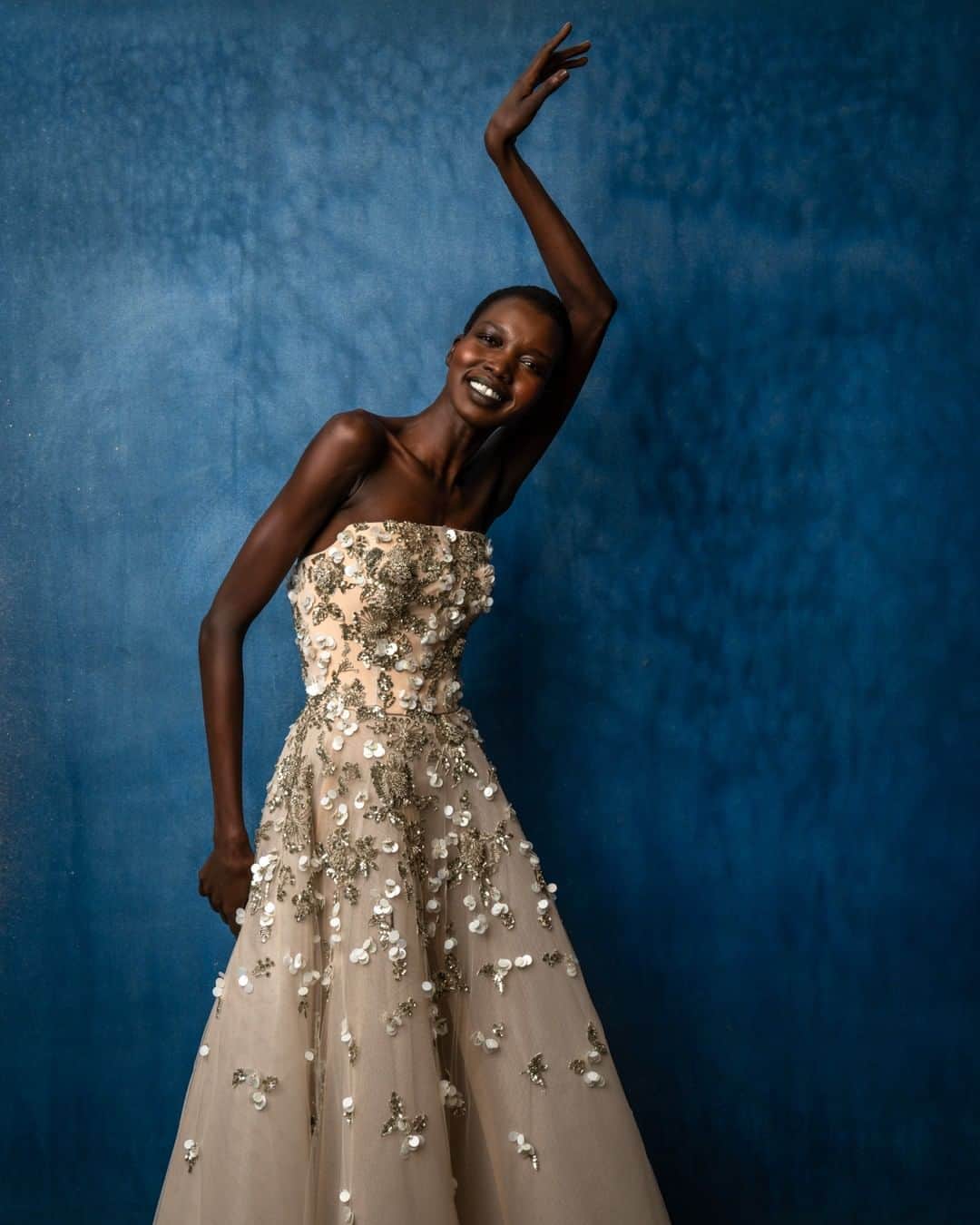 のインスタグラム：「Never fully dressed without a smile. #ReemAcraSS19  Discover more about the collection at link in bio.  Photographer: Fadi Acra  Artwork: Makoto Fujimura @WaterfallMansion  #ReemAcra」