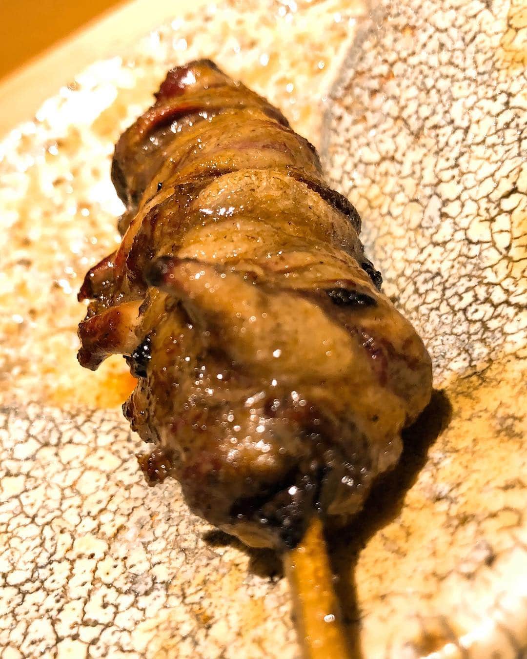 秋山具義さんのインスタグラム写真 - (秋山具義Instagram)「【2019年焼鳥13軒目『七鳥目』Mar.19】﻿﻿﻿﻿﻿﻿﻿﻿﻿ ﻿﻿ ﻿ コタちゃん、タキペと、『七鳥目』。﻿ ﻿ 一番好きな焼鳥だと思ってしまうほど、美味しくて、大好き！！！﻿ ﻿ 裏メニューのシメのラーメン(京都の老舗製麺所『麺屋 棣鄂』のウイング麺が素晴らしい！)、最高すぎです！！！﻿ ﻿ #七鳥目 #川名直樹 #南青山焼鳥 #具義焼鳥2019 #具義ラーメン2019」3月19日 21時00分 - gugitter
