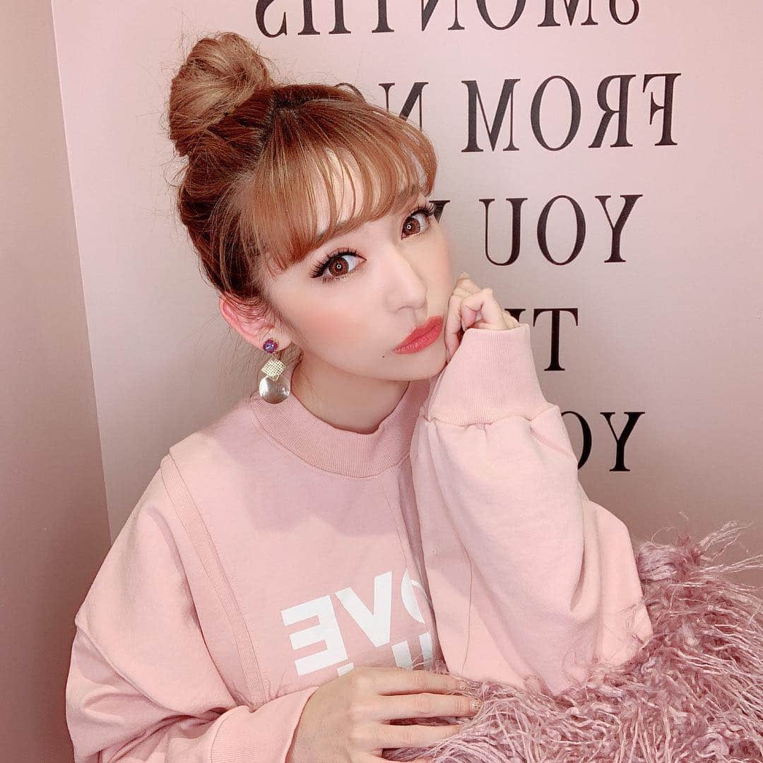 のインスタグラム：「明日3/20✨池袋PARCO店に7号店をnew openする💗じぶんdeエステ💗 @jibunde_esute に行ってきたよぉ(о´∀`о) ・ 池袋店は上品なピンクのお店でお部屋の中も全てが可愛かったぁー💕 体験無料で0円✨ 小顔フェイシャルレーザー、イオン導入、キャビテーション、セルライト吸引、リフトアップマシンなど様々な機械が使い放題💗 ・ 毎日でも通える会員5980円〜 完全個室、定休日なし、予約なし いつでも自分の好きな時に自分でエステできちゃうのだ😋😋😋 ・ 東京、横浜、大阪、名古屋、5/15博多マルイオープン✨池袋店は3/20〜22の3日間に行くと先着100名様にステキなプレゼントがあるみたいですよぉ😋💕 ・ ・ #じぶんdeエステ #セルフエステ#エステ通い放題 #じぶんde女子 #池袋#new#open#気になる人は是非」