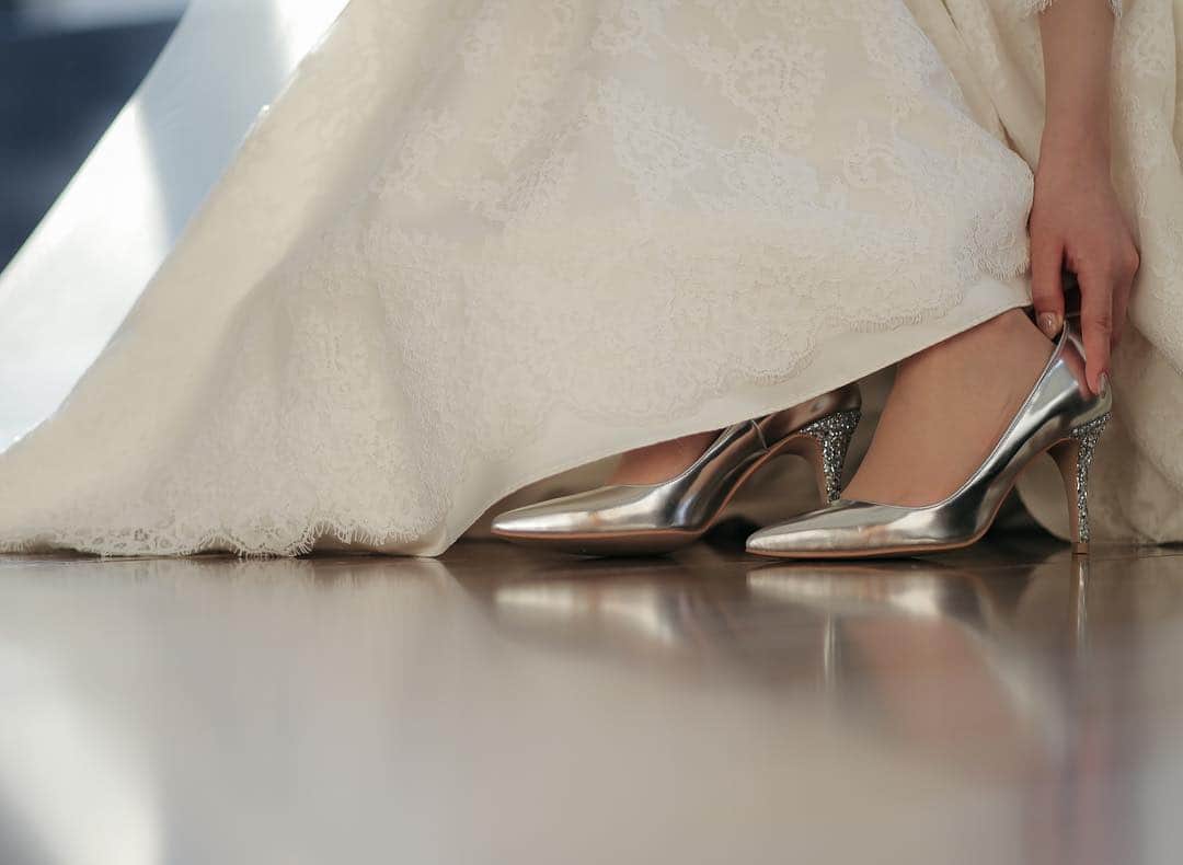 ラヴィス・ヴィラ・スイートさんのインスタグラム写真 - (ラヴィス・ヴィラ・スイートInstagram)「自分だけの 特別な日の 特別なシューズ。 ドレス ヘア アクセサリー、 そして靴。 チラリと見えるからこそ こだわり抜いてほしいから オーダーでウエディングシューズを お作りします✨  #ラヴィスヴィラスイート #深谷  #熊谷  #花嫁  #プレ花嫁  #埼玉花嫁  #オリジナルウェディング  #オーダーメイドウェディング  #ウェディングニュース  #結婚式準備  #結婚式準備中  #結婚式アイディア #貸切ウェディング  #2019春婚 #2019夏婚 #2019秋婚 #2020冬婚 #ウエディング #結婚式 #ナチュラル #ラスティック  #自分らしく #オーダーシューズ #花嫁の靴 #靴 #オリジナルシューズ #ブライダルシューズ」3月19日 21時05分 - lavies_villa_suite_official