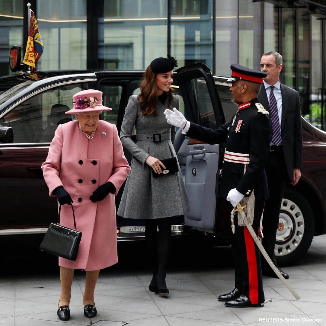 ABC Newsさんのインスタグラム写真 - (ABC NewsInstagram)「Queen Elizabeth and Catherine, the Duchess of Cambridge, step out together for their first solo outing in seven years. #queenelizabeth #duchessofcambridge #katemiddleton #royalfamily #britishmonarchy」3月19日 21時09分 - abcnews