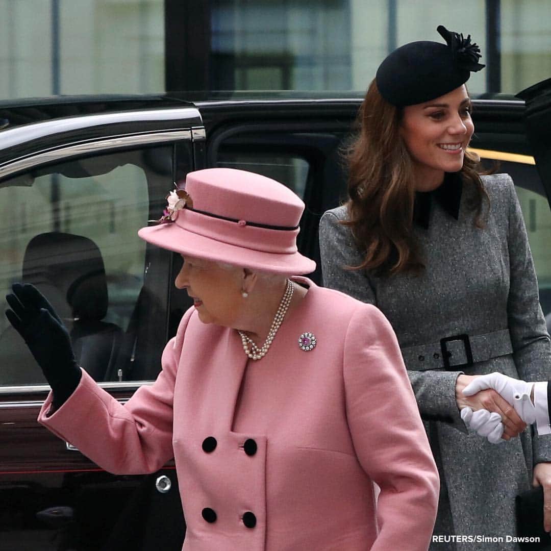 ABC Newsさんのインスタグラム写真 - (ABC NewsInstagram)「Queen Elizabeth and Catherine, the Duchess of Cambridge, step out together for their first solo outing in seven years. #queenelizabeth #duchessofcambridge #katemiddleton #royalfamily #britishmonarchy」3月19日 21時09分 - abcnews