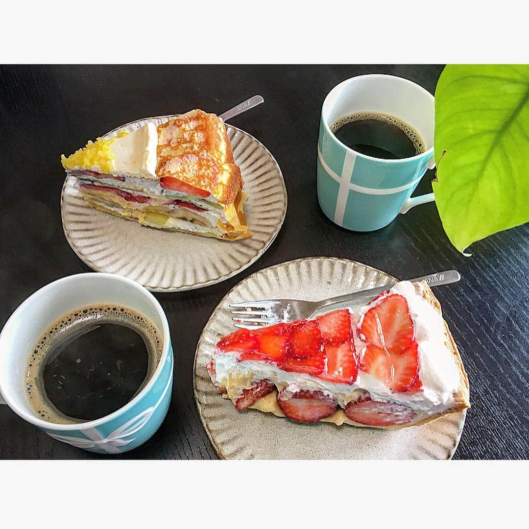 中川真依さんのインスタグラム写真 - (中川真依Instagram)「. 有紗が遊びに来てくれた〜😍❤️✨ 我が娘はランチタイムにお昼寝してくれてたので母はゆっくりとランチできました🤩💕. . そして、今日は結婚2周年記念日🎉 娘が生まれてからは優先順位が変わってしまってすっかり忘れてたけど😅 有紗のお陰で夜も豪華なデザート頂けました🍰😍❤️ありがとう😂💓 #幼馴染み #元ダイバー #同級生 #おうちごはん #ランチ #lunch #harbs #cake #1歳児 #2人の #絡みが #可愛すぎた 🥴💓#笑いを #ありがとう #癒し #love #mai飯🍳 #グリルチキン #grilledchicken #homemade #friend #diver  #結婚2周年 #2ndweddinganniversary  #頂き物の #ケーキで #乾杯🥂 #感謝」3月19日 21時21分 - maimai.47