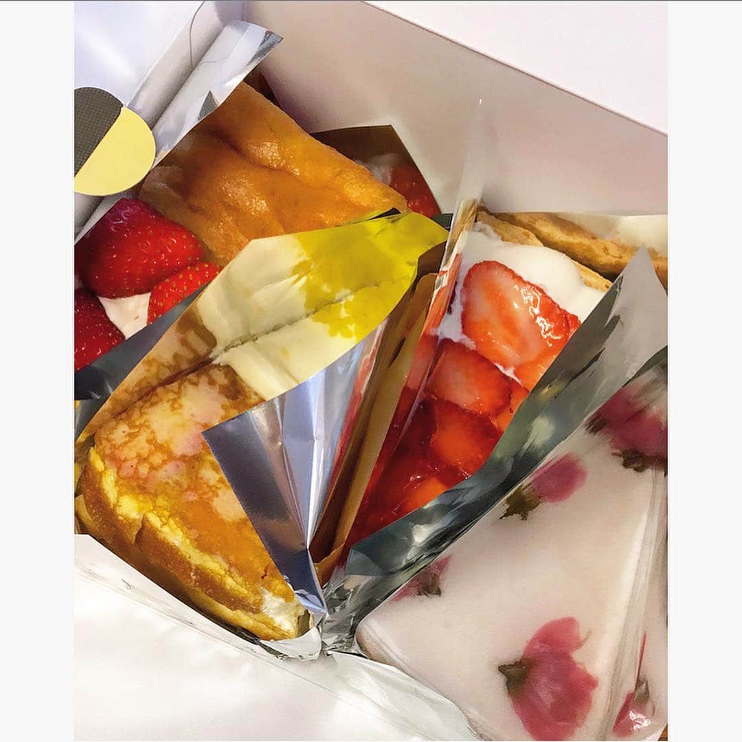 中川真依さんのインスタグラム写真 - (中川真依Instagram)「. 有紗が遊びに来てくれた〜😍❤️✨ 我が娘はランチタイムにお昼寝してくれてたので母はゆっくりとランチできました🤩💕. . そして、今日は結婚2周年記念日🎉 娘が生まれてからは優先順位が変わってしまってすっかり忘れてたけど😅 有紗のお陰で夜も豪華なデザート頂けました🍰😍❤️ありがとう😂💓 #幼馴染み #元ダイバー #同級生 #おうちごはん #ランチ #lunch #harbs #cake #1歳児 #2人の #絡みが #可愛すぎた 🥴💓#笑いを #ありがとう #癒し #love #mai飯🍳 #グリルチキン #grilledchicken #homemade #friend #diver  #結婚2周年 #2ndweddinganniversary  #頂き物の #ケーキで #乾杯🥂 #感謝」3月19日 21時21分 - maimai.47