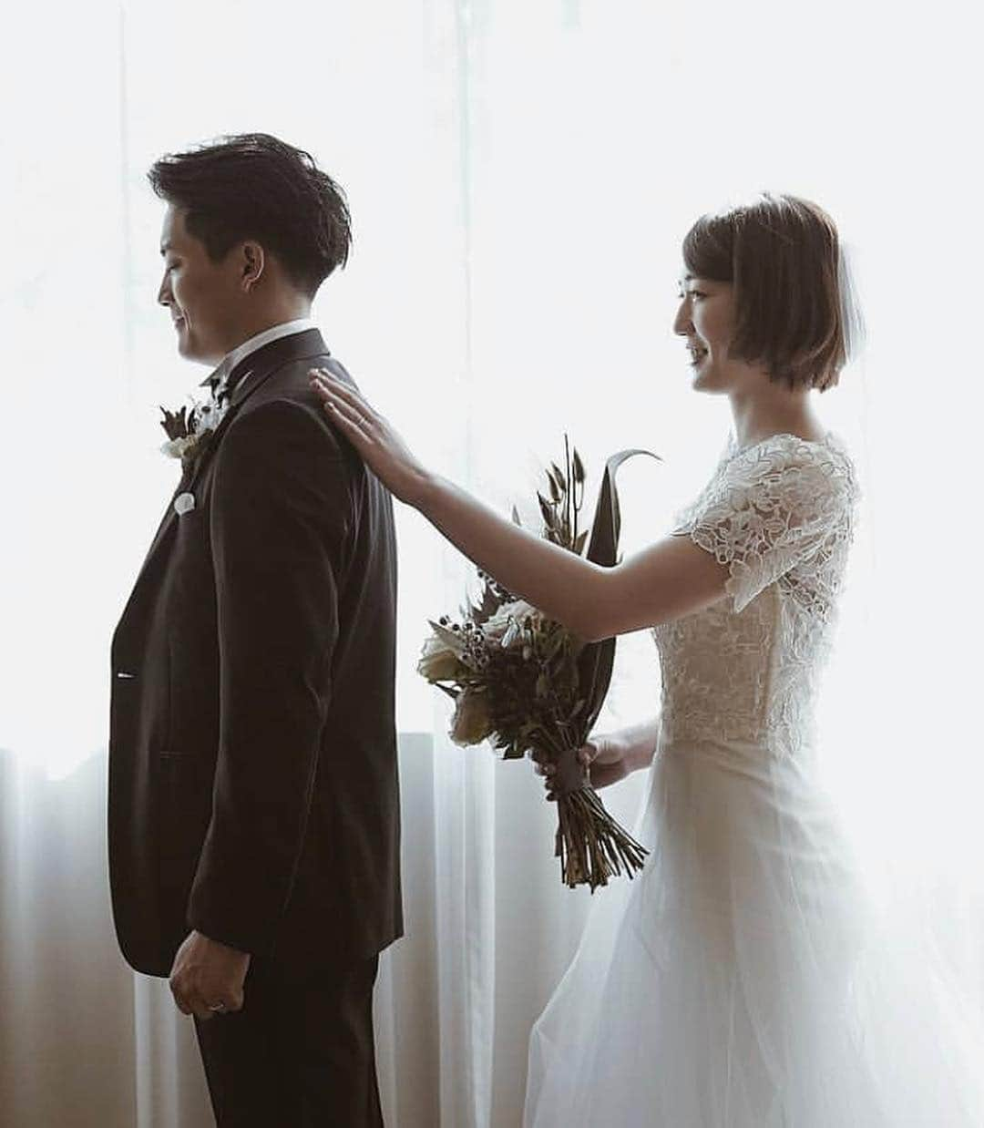 プレ花嫁の結婚式準備アプリ♡ -ウェディングニュースさんのインスタグラム写真 - (プレ花嫁の結婚式準備アプリ♡ -ウェディングニュースInstagram)「感動的な #ファーストミート に心温まる #ウェディングフォト 💓 * * * こちらのお写真は #卒花嫁 @_35wedding さんからリグラムさせていただきました🌟ありがとうございました😊✨ * * * * お互いの晴れ姿を #結婚式当日 に初めて見るファーストミート🕊💓 * _35weddingさんのファーストミートはお互い #ドレス もタキシードも髪も #ブーケ も知っていて行ったもの💕 * ですが結婚式当日に_35weddingさんを見た #新郎 さんは目に涙をいっぱい溜めて「きれいだね」と泣いてくれたそうです☺️✨ * そして #サプライズ で手紙を✨サプライズな苦手な新郎さんからは絶対ないだろうな〜と思っていたので驚きと幸せでいっぱいの気持ちに💕 * そして手紙を読み終えたあとは抱えるほど大きなミモザの #花束 の #プレゼント 🌼💕 * _35weddingさんはミモザが大好きで #挙式 用のブーケもミモザにしたい！と前々から決めていたのですがドレスや雰囲気には合わないかな？と諦めたのを覚えていてくれたんだとか💓 * 幸せいっぱいなエピソードに心温まりますよね☺️ * ファーストミートはやっぱり素敵な #結婚演出 ですね💓 * ぜひ参考にしてみてくださいね✨ * * * ＼📷投稿お待ちしています／ * 花嫁はもちろん、業者さんも大歓迎✨ アナタのお写真をご紹介してもOKという方は、ぜひ #ウェディングニュース にお写真を投稿してください💕 * * ⬇︎関連アカウント⬇︎ * 💒式場検索 【 @weddingnews_concierge 】 👰マイレポ花嫁 【 @weddingnews_brides 】 🎉プレゼントキャンペーン 【 @weddingnews_event 】 * * その他、編集部からの連絡専用 @weddingnews_contact や、スタッフ個人の連絡用として @WN_xxxx（xxxは個人名）があります💕 * ………………………………………… ❤️WeddingNewsとは？ * * 花嫁のリアルな”声”から生まれた 花嫁支持率No1✨スマホアプリです📱💕 * * 🌸知りたい… #結婚式準備 に役立つ記事を毎日150件配信中♩ * 🌸見たい… インスタの #ウェディング 系投稿TOP100が毎日チェックできる＊IG画像の複数ワード検索も可♩ * 🌸叶えたい… #結婚式 関連の予約サイトが大集合♩ * 🌸伝えたい… 自分の結婚式レポ『マイレポ』が簡単に作れる♩先輩花嫁のレポが読める♩ * * @weddingnews_editor のURLからDLしてね✨ * * * #プレ花嫁 #結婚  #花嫁  #ウエディング #ウェディングドレス #新郎新婦 #weddigphotography #ありがとう #全国のプレ花嫁さんと繋がりたい #2019夏婚 #2019秋婚 #プレ花嫁準備 #感動」3月19日 21時21分 - weddingnews_editor