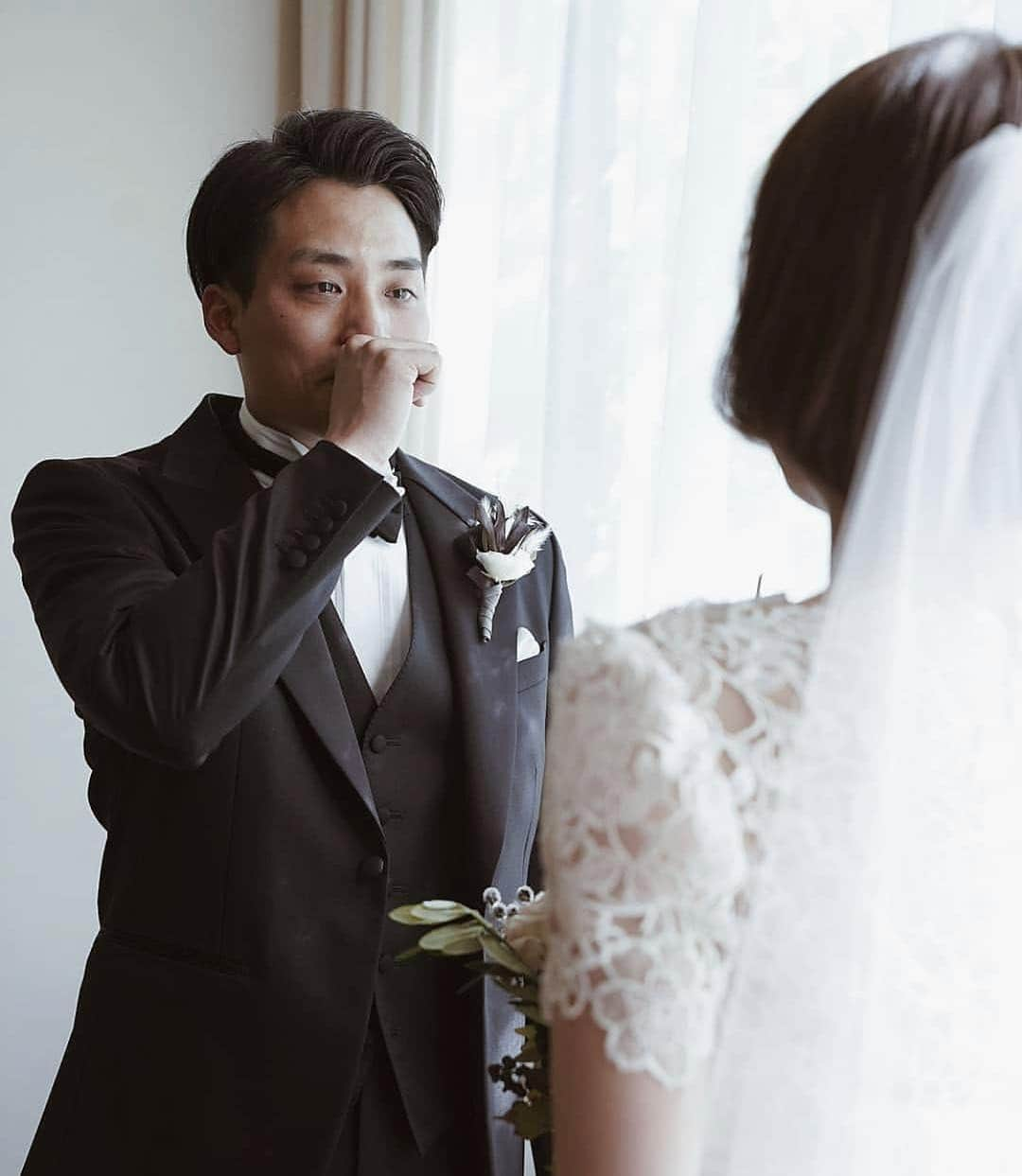 プレ花嫁の結婚式準備アプリ♡ -ウェディングニュースさんのインスタグラム写真 - (プレ花嫁の結婚式準備アプリ♡ -ウェディングニュースInstagram)「感動的な #ファーストミート に心温まる #ウェディングフォト 💓 * * * こちらのお写真は #卒花嫁 @_35wedding さんからリグラムさせていただきました🌟ありがとうございました😊✨ * * * * お互いの晴れ姿を #結婚式当日 に初めて見るファーストミート🕊💓 * _35weddingさんのファーストミートはお互い #ドレス もタキシードも髪も #ブーケ も知っていて行ったもの💕 * ですが結婚式当日に_35weddingさんを見た #新郎 さんは目に涙をいっぱい溜めて「きれいだね」と泣いてくれたそうです☺️✨ * そして #サプライズ で手紙を✨サプライズな苦手な新郎さんからは絶対ないだろうな〜と思っていたので驚きと幸せでいっぱいの気持ちに💕 * そして手紙を読み終えたあとは抱えるほど大きなミモザの #花束 の #プレゼント 🌼💕 * _35weddingさんはミモザが大好きで #挙式 用のブーケもミモザにしたい！と前々から決めていたのですがドレスや雰囲気には合わないかな？と諦めたのを覚えていてくれたんだとか💓 * 幸せいっぱいなエピソードに心温まりますよね☺️ * ファーストミートはやっぱり素敵な #結婚演出 ですね💓 * ぜひ参考にしてみてくださいね✨ * * * ＼📷投稿お待ちしています／ * 花嫁はもちろん、業者さんも大歓迎✨ アナタのお写真をご紹介してもOKという方は、ぜひ #ウェディングニュース にお写真を投稿してください💕 * * ⬇︎関連アカウント⬇︎ * 💒式場検索 【 @weddingnews_concierge 】 👰マイレポ花嫁 【 @weddingnews_brides 】 🎉プレゼントキャンペーン 【 @weddingnews_event 】 * * その他、編集部からの連絡専用 @weddingnews_contact や、スタッフ個人の連絡用として @WN_xxxx（xxxは個人名）があります💕 * ………………………………………… ❤️WeddingNewsとは？ * * 花嫁のリアルな”声”から生まれた 花嫁支持率No1✨スマホアプリです📱💕 * * 🌸知りたい… #結婚式準備 に役立つ記事を毎日150件配信中♩ * 🌸見たい… インスタの #ウェディング 系投稿TOP100が毎日チェックできる＊IG画像の複数ワード検索も可♩ * 🌸叶えたい… #結婚式 関連の予約サイトが大集合♩ * 🌸伝えたい… 自分の結婚式レポ『マイレポ』が簡単に作れる♩先輩花嫁のレポが読める♩ * * @weddingnews_editor のURLからDLしてね✨ * * * #プレ花嫁 #結婚  #花嫁  #ウエディング #ウェディングドレス #新郎新婦 #weddigphotography #ありがとう #全国のプレ花嫁さんと繋がりたい #2019夏婚 #2019秋婚 #プレ花嫁準備 #感動」3月19日 21時21分 - weddingnews_editor