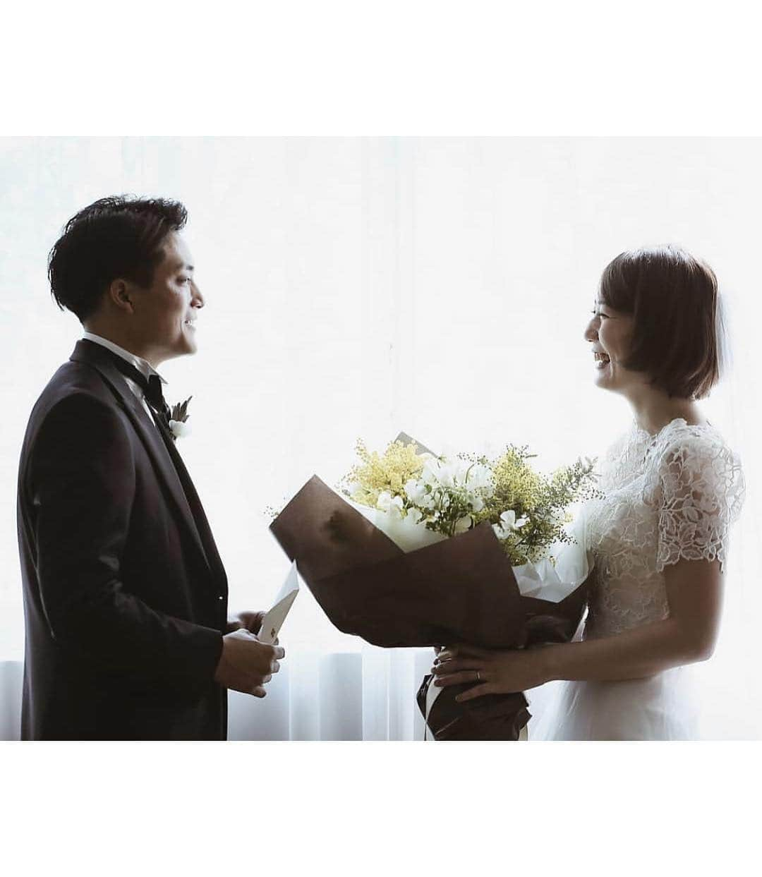 プレ花嫁の結婚式準備アプリ♡ -ウェディングニュースさんのインスタグラム写真 - (プレ花嫁の結婚式準備アプリ♡ -ウェディングニュースInstagram)「感動的な #ファーストミート に心温まる #ウェディングフォト 💓 * * * こちらのお写真は #卒花嫁 @_35wedding さんからリグラムさせていただきました🌟ありがとうございました😊✨ * * * * お互いの晴れ姿を #結婚式当日 に初めて見るファーストミート🕊💓 * _35weddingさんのファーストミートはお互い #ドレス もタキシードも髪も #ブーケ も知っていて行ったもの💕 * ですが結婚式当日に_35weddingさんを見た #新郎 さんは目に涙をいっぱい溜めて「きれいだね」と泣いてくれたそうです☺️✨ * そして #サプライズ で手紙を✨サプライズな苦手な新郎さんからは絶対ないだろうな〜と思っていたので驚きと幸せでいっぱいの気持ちに💕 * そして手紙を読み終えたあとは抱えるほど大きなミモザの #花束 の #プレゼント 🌼💕 * _35weddingさんはミモザが大好きで #挙式 用のブーケもミモザにしたい！と前々から決めていたのですがドレスや雰囲気には合わないかな？と諦めたのを覚えていてくれたんだとか💓 * 幸せいっぱいなエピソードに心温まりますよね☺️ * ファーストミートはやっぱり素敵な #結婚演出 ですね💓 * ぜひ参考にしてみてくださいね✨ * * * ＼📷投稿お待ちしています／ * 花嫁はもちろん、業者さんも大歓迎✨ アナタのお写真をご紹介してもOKという方は、ぜひ #ウェディングニュース にお写真を投稿してください💕 * * ⬇︎関連アカウント⬇︎ * 💒式場検索 【 @weddingnews_concierge 】 👰マイレポ花嫁 【 @weddingnews_brides 】 🎉プレゼントキャンペーン 【 @weddingnews_event 】 * * その他、編集部からの連絡専用 @weddingnews_contact や、スタッフ個人の連絡用として @WN_xxxx（xxxは個人名）があります💕 * ………………………………………… ❤️WeddingNewsとは？ * * 花嫁のリアルな”声”から生まれた 花嫁支持率No1✨スマホアプリです📱💕 * * 🌸知りたい… #結婚式準備 に役立つ記事を毎日150件配信中♩ * 🌸見たい… インスタの #ウェディング 系投稿TOP100が毎日チェックできる＊IG画像の複数ワード検索も可♩ * 🌸叶えたい… #結婚式 関連の予約サイトが大集合♩ * 🌸伝えたい… 自分の結婚式レポ『マイレポ』が簡単に作れる♩先輩花嫁のレポが読める♩ * * @weddingnews_editor のURLからDLしてね✨ * * * #プレ花嫁 #結婚  #花嫁  #ウエディング #ウェディングドレス #新郎新婦 #weddigphotography #ありがとう #全国のプレ花嫁さんと繋がりたい #2019夏婚 #2019秋婚 #プレ花嫁準備 #感動」3月19日 21時21分 - weddingnews_editor