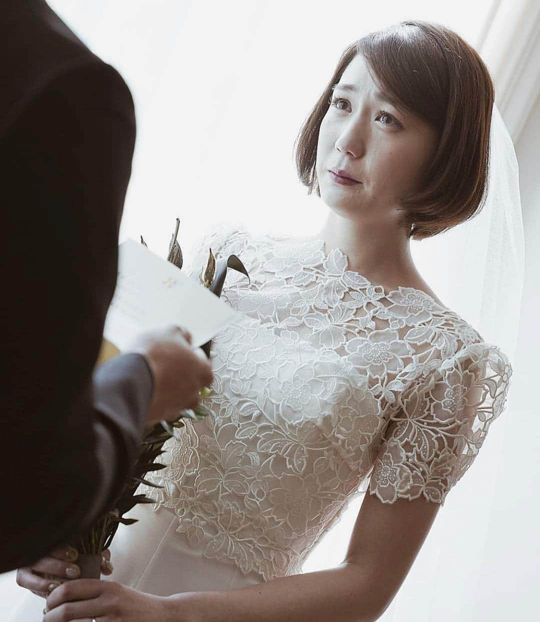 プレ花嫁の結婚式準備アプリ♡ -ウェディングニュースさんのインスタグラム写真 - (プレ花嫁の結婚式準備アプリ♡ -ウェディングニュースInstagram)「感動的な #ファーストミート に心温まる #ウェディングフォト 💓 * * * こちらのお写真は #卒花嫁 @_35wedding さんからリグラムさせていただきました🌟ありがとうございました😊✨ * * * * お互いの晴れ姿を #結婚式当日 に初めて見るファーストミート🕊💓 * _35weddingさんのファーストミートはお互い #ドレス もタキシードも髪も #ブーケ も知っていて行ったもの💕 * ですが結婚式当日に_35weddingさんを見た #新郎 さんは目に涙をいっぱい溜めて「きれいだね」と泣いてくれたそうです☺️✨ * そして #サプライズ で手紙を✨サプライズな苦手な新郎さんからは絶対ないだろうな〜と思っていたので驚きと幸せでいっぱいの気持ちに💕 * そして手紙を読み終えたあとは抱えるほど大きなミモザの #花束 の #プレゼント 🌼💕 * _35weddingさんはミモザが大好きで #挙式 用のブーケもミモザにしたい！と前々から決めていたのですがドレスや雰囲気には合わないかな？と諦めたのを覚えていてくれたんだとか💓 * 幸せいっぱいなエピソードに心温まりますよね☺️ * ファーストミートはやっぱり素敵な #結婚演出 ですね💓 * ぜひ参考にしてみてくださいね✨ * * * ＼📷投稿お待ちしています／ * 花嫁はもちろん、業者さんも大歓迎✨ アナタのお写真をご紹介してもOKという方は、ぜひ #ウェディングニュース にお写真を投稿してください💕 * * ⬇︎関連アカウント⬇︎ * 💒式場検索 【 @weddingnews_concierge 】 👰マイレポ花嫁 【 @weddingnews_brides 】 🎉プレゼントキャンペーン 【 @weddingnews_event 】 * * その他、編集部からの連絡専用 @weddingnews_contact や、スタッフ個人の連絡用として @WN_xxxx（xxxは個人名）があります💕 * ………………………………………… ❤️WeddingNewsとは？ * * 花嫁のリアルな”声”から生まれた 花嫁支持率No1✨スマホアプリです📱💕 * * 🌸知りたい… #結婚式準備 に役立つ記事を毎日150件配信中♩ * 🌸見たい… インスタの #ウェディング 系投稿TOP100が毎日チェックできる＊IG画像の複数ワード検索も可♩ * 🌸叶えたい… #結婚式 関連の予約サイトが大集合♩ * 🌸伝えたい… 自分の結婚式レポ『マイレポ』が簡単に作れる♩先輩花嫁のレポが読める♩ * * @weddingnews_editor のURLからDLしてね✨ * * * #プレ花嫁 #結婚  #花嫁  #ウエディング #ウェディングドレス #新郎新婦 #weddigphotography #ありがとう #全国のプレ花嫁さんと繋がりたい #2019夏婚 #2019秋婚 #プレ花嫁準備 #感動」3月19日 21時21分 - weddingnews_editor