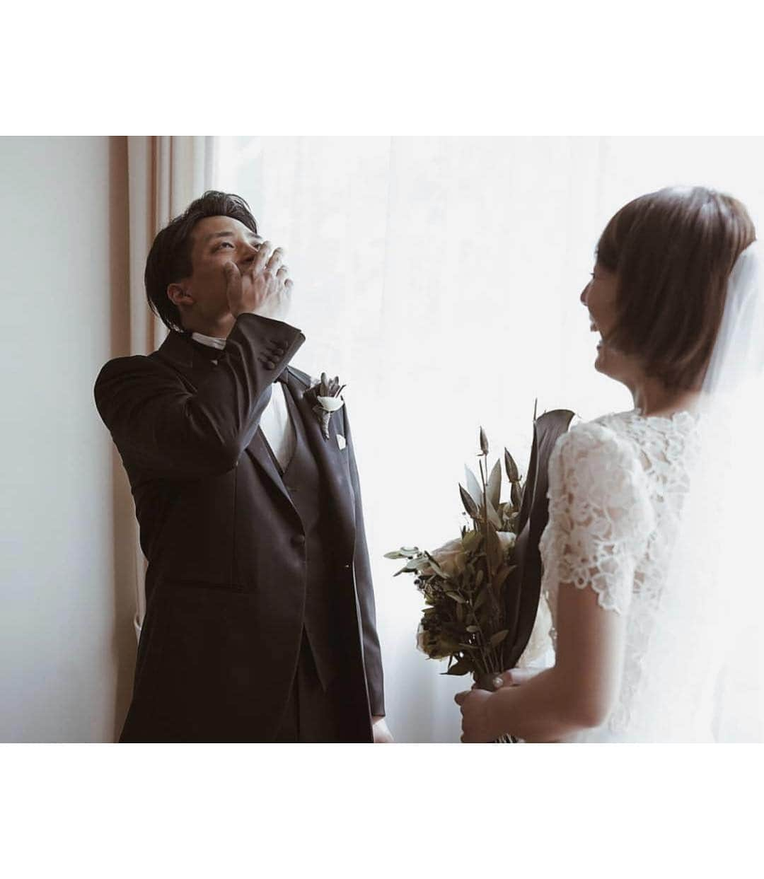 プレ花嫁の結婚式準備アプリ♡ -ウェディングニュースさんのインスタグラム写真 - (プレ花嫁の結婚式準備アプリ♡ -ウェディングニュースInstagram)「感動的な #ファーストミート に心温まる #ウェディングフォト 💓 * * * こちらのお写真は #卒花嫁 @_35wedding さんからリグラムさせていただきました🌟ありがとうございました😊✨ * * * * お互いの晴れ姿を #結婚式当日 に初めて見るファーストミート🕊💓 * _35weddingさんのファーストミートはお互い #ドレス もタキシードも髪も #ブーケ も知っていて行ったもの💕 * ですが結婚式当日に_35weddingさんを見た #新郎 さんは目に涙をいっぱい溜めて「きれいだね」と泣いてくれたそうです☺️✨ * そして #サプライズ で手紙を✨サプライズな苦手な新郎さんからは絶対ないだろうな〜と思っていたので驚きと幸せでいっぱいの気持ちに💕 * そして手紙を読み終えたあとは抱えるほど大きなミモザの #花束 の #プレゼント 🌼💕 * _35weddingさんはミモザが大好きで #挙式 用のブーケもミモザにしたい！と前々から決めていたのですがドレスや雰囲気には合わないかな？と諦めたのを覚えていてくれたんだとか💓 * 幸せいっぱいなエピソードに心温まりますよね☺️ * ファーストミートはやっぱり素敵な #結婚演出 ですね💓 * ぜひ参考にしてみてくださいね✨ * * * ＼📷投稿お待ちしています／ * 花嫁はもちろん、業者さんも大歓迎✨ アナタのお写真をご紹介してもOKという方は、ぜひ #ウェディングニュース にお写真を投稿してください💕 * * ⬇︎関連アカウント⬇︎ * 💒式場検索 【 @weddingnews_concierge 】 👰マイレポ花嫁 【 @weddingnews_brides 】 🎉プレゼントキャンペーン 【 @weddingnews_event 】 * * その他、編集部からの連絡専用 @weddingnews_contact や、スタッフ個人の連絡用として @WN_xxxx（xxxは個人名）があります💕 * ………………………………………… ❤️WeddingNewsとは？ * * 花嫁のリアルな”声”から生まれた 花嫁支持率No1✨スマホアプリです📱💕 * * 🌸知りたい… #結婚式準備 に役立つ記事を毎日150件配信中♩ * 🌸見たい… インスタの #ウェディング 系投稿TOP100が毎日チェックできる＊IG画像の複数ワード検索も可♩ * 🌸叶えたい… #結婚式 関連の予約サイトが大集合♩ * 🌸伝えたい… 自分の結婚式レポ『マイレポ』が簡単に作れる♩先輩花嫁のレポが読める♩ * * @weddingnews_editor のURLからDLしてね✨ * * * #プレ花嫁 #結婚  #花嫁  #ウエディング #ウェディングドレス #新郎新婦 #weddigphotography #ありがとう #全国のプレ花嫁さんと繋がりたい #2019夏婚 #2019秋婚 #プレ花嫁準備 #感動」3月19日 21時21分 - weddingnews_editor