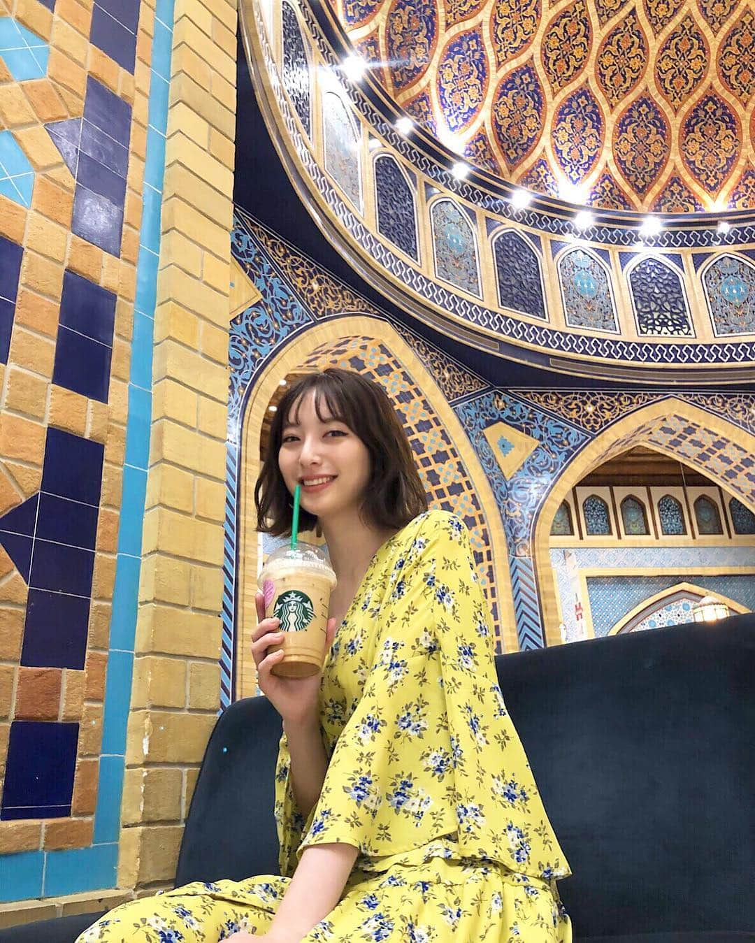 佐藤さきさんのインスタグラム写真 - (佐藤さきInstagram)「ドバイのスタバすごい😳🌴﻿ 世界一美しいと言われてるらしいです。﻿ 黄金です。きんぴかぴんです。﻿ ﻿ ﻿ #IbnBattutaMall #ドバイ #VisitDubai #MyDubai﻿ #タビジョ #tabijomap_dubai #Ambassador #スタバ」3月19日 21時19分 - sakisato29