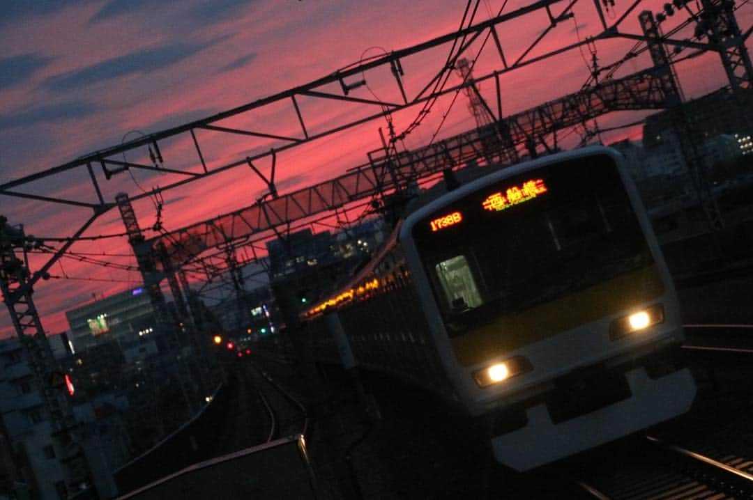 徳永ゆうきさんのインスタグラム写真 - (徳永ゆうきInstagram)「. . 夕焼けのE231系。 . #鉄道写真 #撮り鉄 #鉄道好き #JR東日本 #中央_総武線 #緩行線 #西荻窪駅 #E231系 #各駅停車 #西船橋行き #夕焼け」3月19日 21時20分 - tokuchan_1113