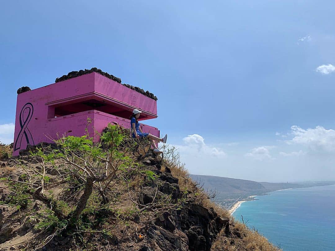 Mai Yamadaさんのインスタグラム写真 - (Mai YamadaInstagram)「ピンクピルボックス(Pu’u O Hulu) . 中2ぶりに山登り⛰ 山登りとは程遠い服装。完全にナメてました🙏🏻 . 自然最高かよ #hawaii#aloha#Pu’uOHulu#westsidepillboxes#pinkpillbox#memory#trip#hiking#mountain#sport#holiday#niceview#nature#sea#pinkribbon #ピンクピルボックス#絶景#ハワイ#自然#海」3月19日 21時13分 - yamadamai_719