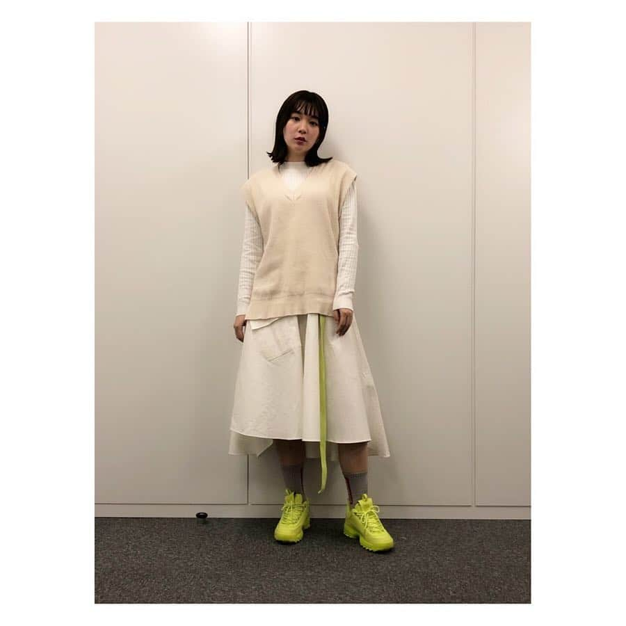 高槻かなこさんのインスタグラム写真 - (高槻かなこInstagram)「. #着回しきんちゃん 2019.03.14 電撃PSLive . トップス #gu ニットベスト #gu スカート #anothera #lhpwomen  靴下 #靴下屋 シューズ #fila #filadisruptor2 #atmos #atmospink . . オール白に差し色ライムグリーン💚☁️ 推してる組み合わせですっ！ guの服がしわしわなのが減点ポイント(裾に醤油も垂れてる)(それでも着る) . . #fashion #code #ootd #私服 #私服コーデ  #着回しコーデ #プチプラコーデ #声優 #高槻かなこ」3月19日 21時14分 - kanako.tktk