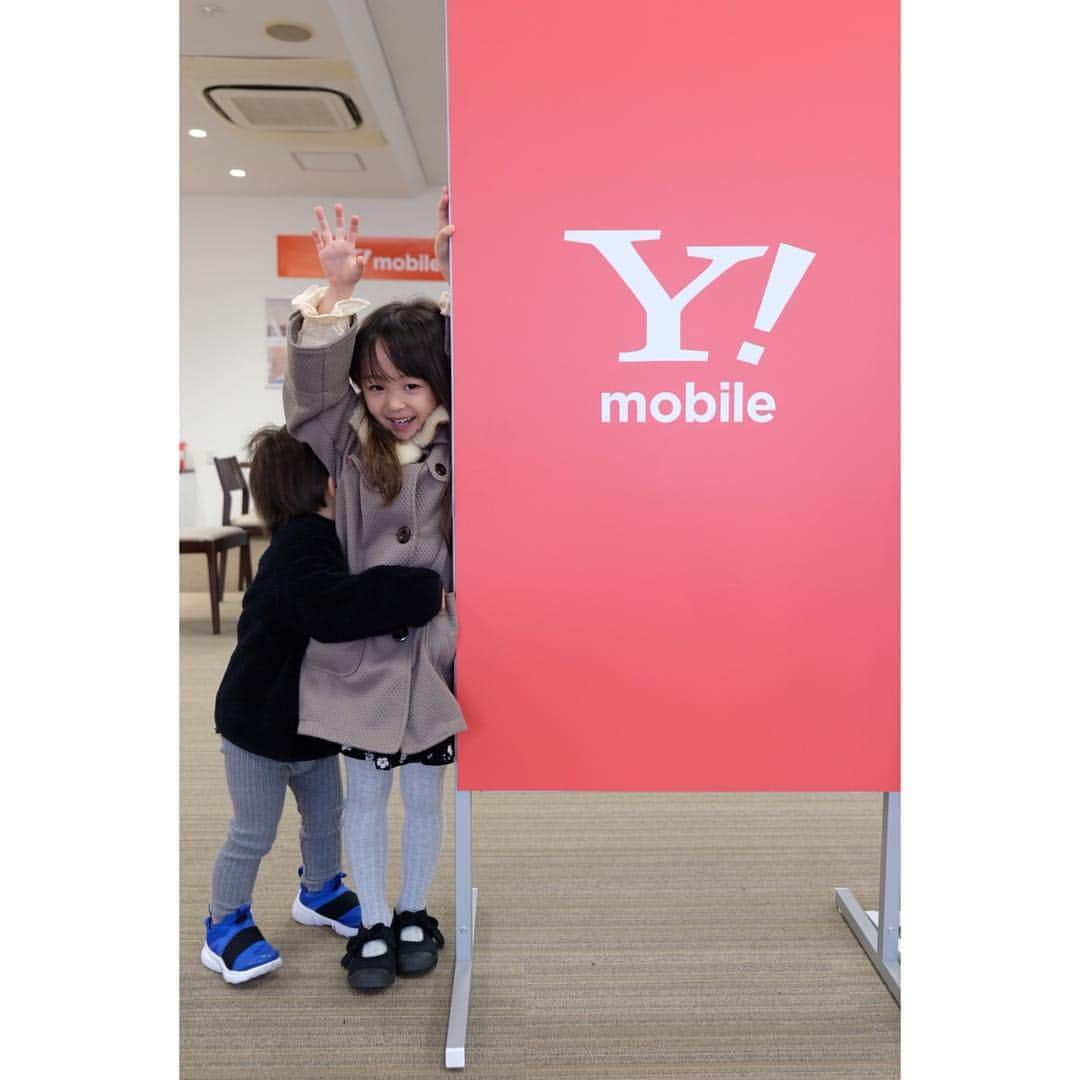 Ai.tさんのインスタグラム写真 - (Ai.tInstagram)「気になってたY!mobileに行ってみて料金シミュレーションをしてもらってきたー🙆‍♀️ . 私の方は1000円くらい今より安くなってパパの方は半額くらいになっててびっくり🙄 今のからGB数とか見直すと低速になってる方とかも安くなるかもみたい🤔 . 最近よくきくワイモバ学割なら 家族割引で2台目以降、家族も学生も 1年間9GBで税抜1480円とか安っ！🙄 2人が大きくなってそのうちスマホ持つようになったらすごく助かりそう😭 格安SIMってなんだろ？っておもったけど 今使ってるスマホそのままでSIMを変えられると聞いてすごい時代だなぁ🤔笑 . 私の祖父母もかんたんスマホとかあるからこっちにしてくれないかなー🤔 アプリ使えるとなにかと楽だよね🤔 60歳以上だととか色々あるんだね🙆‍♀️ . 私は1ヵ月8GB使ってるけど、みんなは何GB使ってる？😆 . . 4月1日からワイモバイルの店舗で使い終わったランドセルをネパールの子供たちに寄付できるプロジェクトが始まるみたいです！💓新生活が始まるタイミングだしランドセル捨てちゃうとかだったら是非寄付することも検討してみてください🙌❤️ #ランドセル #寄付 . . @ymobile_official #ワイモバイル #スマホ #格安SIM #生活費 #家計管理  #ワイポーズ #料金#料金比較 #教えてワイモバ #試してワイモバ #知っ得ワイモバ #pr」3月19日 21時15分 - ngs.rky.kuy