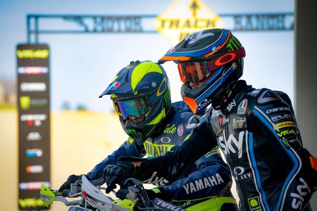 バレンティーノ・ロッシさんのインスタグラム写真 - (バレンティーノ・ロッシInstagram)「Training at the Ranch with the @vr46ridersacademyofficial 📸 @camilss」3月19日 21時17分 - valeyellow46