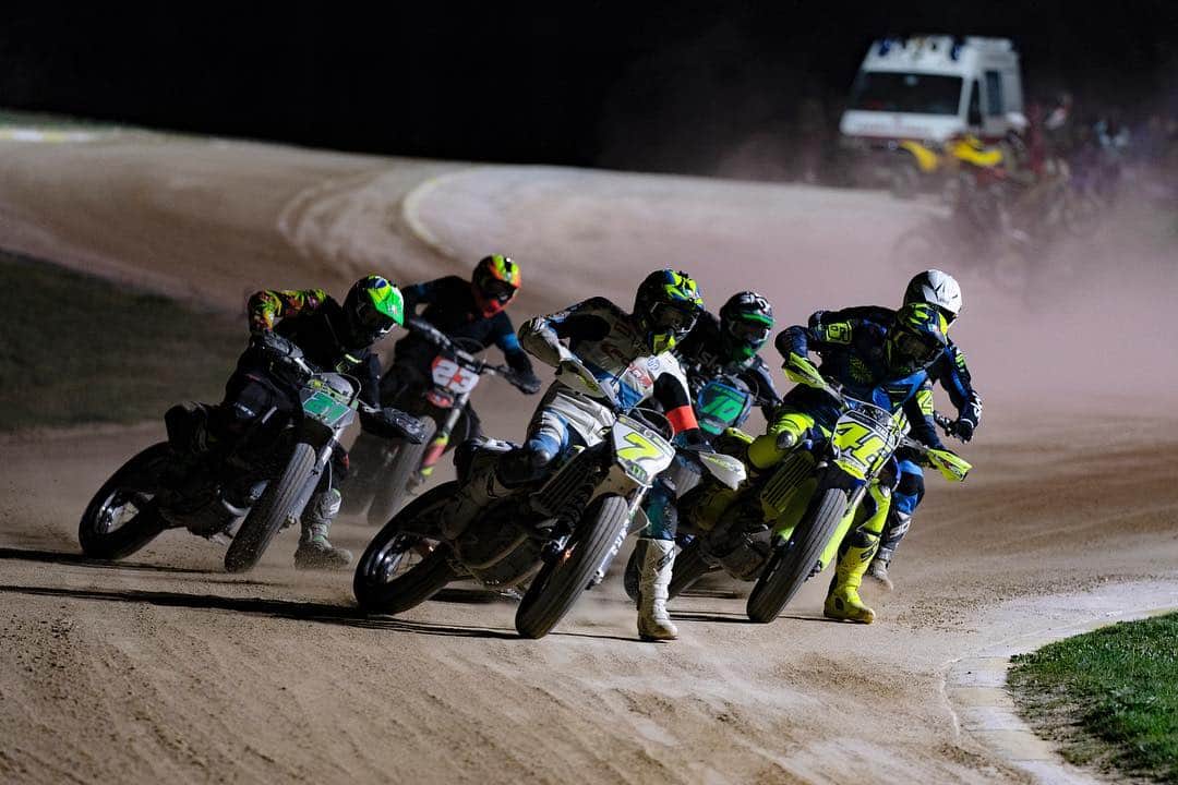 バレンティーノ・ロッシさんのインスタグラム写真 - (バレンティーノ・ロッシInstagram)「Training at the Ranch with the @vr46ridersacademyofficial 📸 @camilss」3月19日 21時17分 - valeyellow46