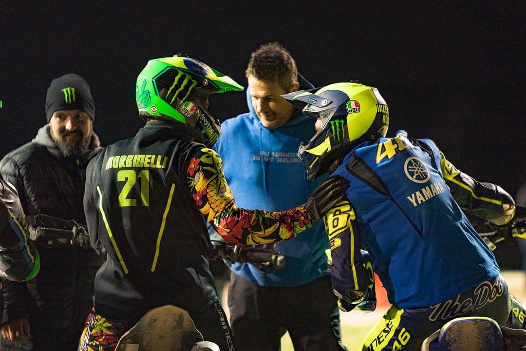 バレンティーノ・ロッシさんのインスタグラム写真 - (バレンティーノ・ロッシInstagram)「Training at the Ranch with the @vr46ridersacademyofficial 📸 @camilss」3月19日 21時17分 - valeyellow46