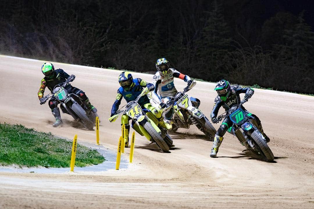 バレンティーノ・ロッシさんのインスタグラム写真 - (バレンティーノ・ロッシInstagram)「Training at the Ranch with the @vr46ridersacademyofficial 📸 @camilss」3月19日 21時17分 - valeyellow46