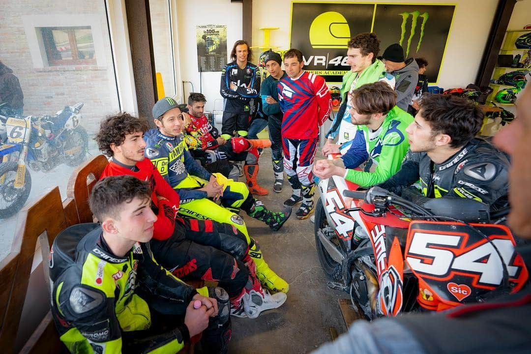 バレンティーノ・ロッシさんのインスタグラム写真 - (バレンティーノ・ロッシInstagram)「Training at the Ranch with the @vr46ridersacademyofficial 📸 @camilss」3月19日 21時17分 - valeyellow46