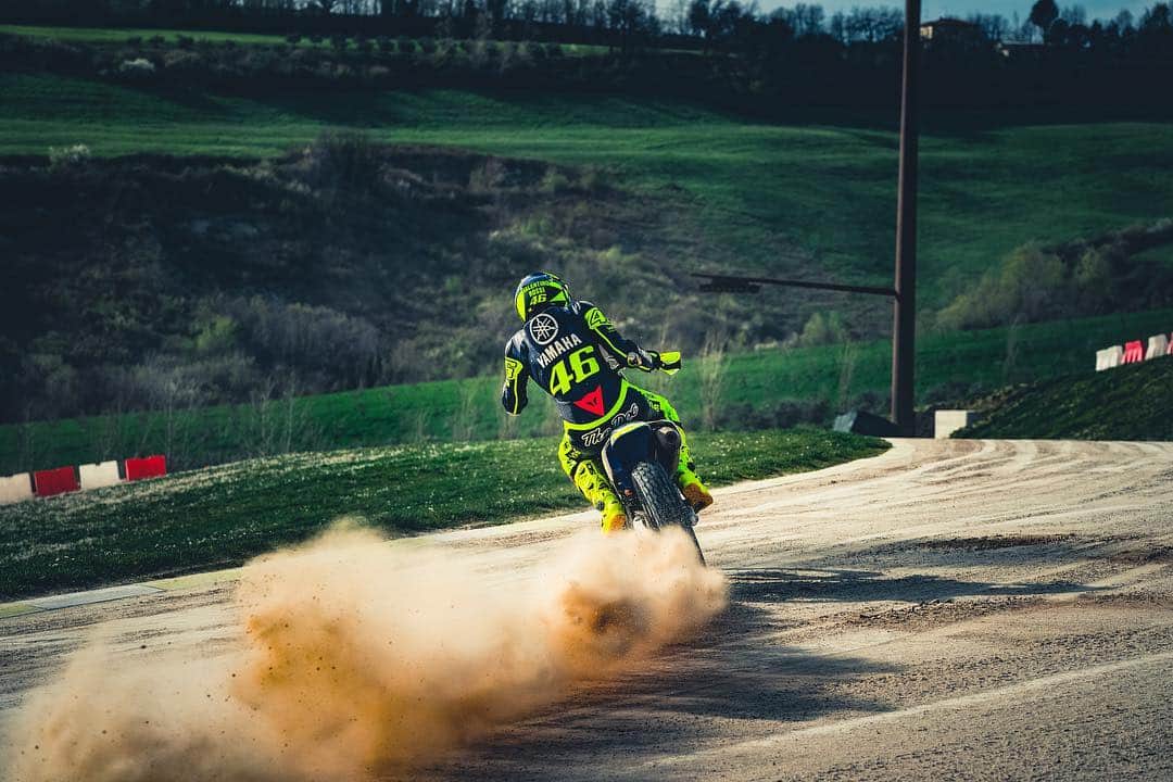 バレンティーノ・ロッシのインスタグラム：「Training at the Ranch with the @vr46ridersacademyofficial 📸 @camilss」