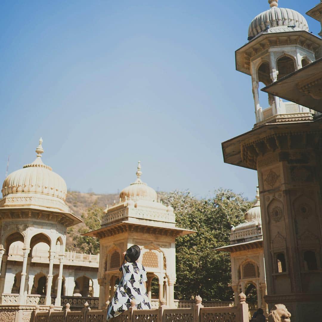 wacameraさんのインスタグラム写真 - (wacameraInstagram)「I want go to India again. #india #Jaipur  名もなき宮殿にて。(いやほんとは名前あると思います。) いつもはしないRAW現像をめずらしくしています。いつもはjpg画像をペッとスマホに移動してアプリで調整するだけなんです。 自分が撮ったインド写真を見返しながら胸が踊るのは、私もインドの底知れぬ魅力に取り憑かれてしまったからかもしれません。毎日がカレーなのも、カレーの種類がたくさんあってもどれも一緒に思えることも、バスの番号がヒンディー数字で読めなくて困ったことも、最後は気にならなくなったクラクションの洪水も、記憶が新しいうちにインドへもう一度行きたい。 1st, 3rd, 4th photo taken by @tomoya02270」3月19日 21時17分 - wacamera