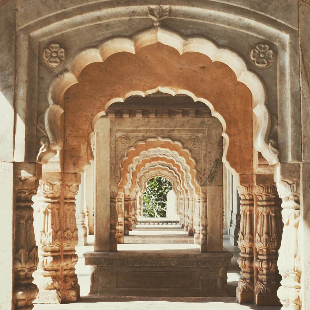 wacameraさんのインスタグラム写真 - (wacameraInstagram)「I want go to India again. #india #Jaipur  名もなき宮殿にて。(いやほんとは名前あると思います。) いつもはしないRAW現像をめずらしくしています。いつもはjpg画像をペッとスマホに移動してアプリで調整するだけなんです。 自分が撮ったインド写真を見返しながら胸が踊るのは、私もインドの底知れぬ魅力に取り憑かれてしまったからかもしれません。毎日がカレーなのも、カレーの種類がたくさんあってもどれも一緒に思えることも、バスの番号がヒンディー数字で読めなくて困ったことも、最後は気にならなくなったクラクションの洪水も、記憶が新しいうちにインドへもう一度行きたい。 1st, 3rd, 4th photo taken by @tomoya02270」3月19日 21時17分 - wacamera