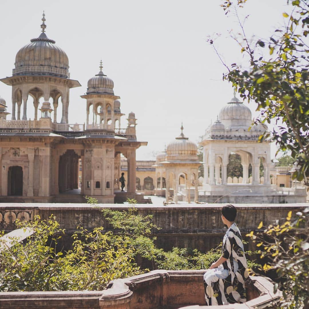 のインスタグラム：「I want go to India again. #india #Jaipur  名もなき宮殿にて。(いやほんとは名前あると思います。) いつもはしないRAW現像をめずらしくしています。いつもはjpg画像をペッとスマホに移動してアプリで調整するだけなんです。 自分が撮ったインド写真を見返しながら胸が踊るのは、私もインドの底知れぬ魅力に取り憑かれてしまったからかもしれません。毎日がカレーなのも、カレーの種類がたくさんあってもどれも一緒に思えることも、バスの番号がヒンディー数字で読めなくて困ったことも、最後は気にならなくなったクラクションの洪水も、記憶が新しいうちにインドへもう一度行きたい。 1st, 3rd, 4th photo taken by @tomoya02270」