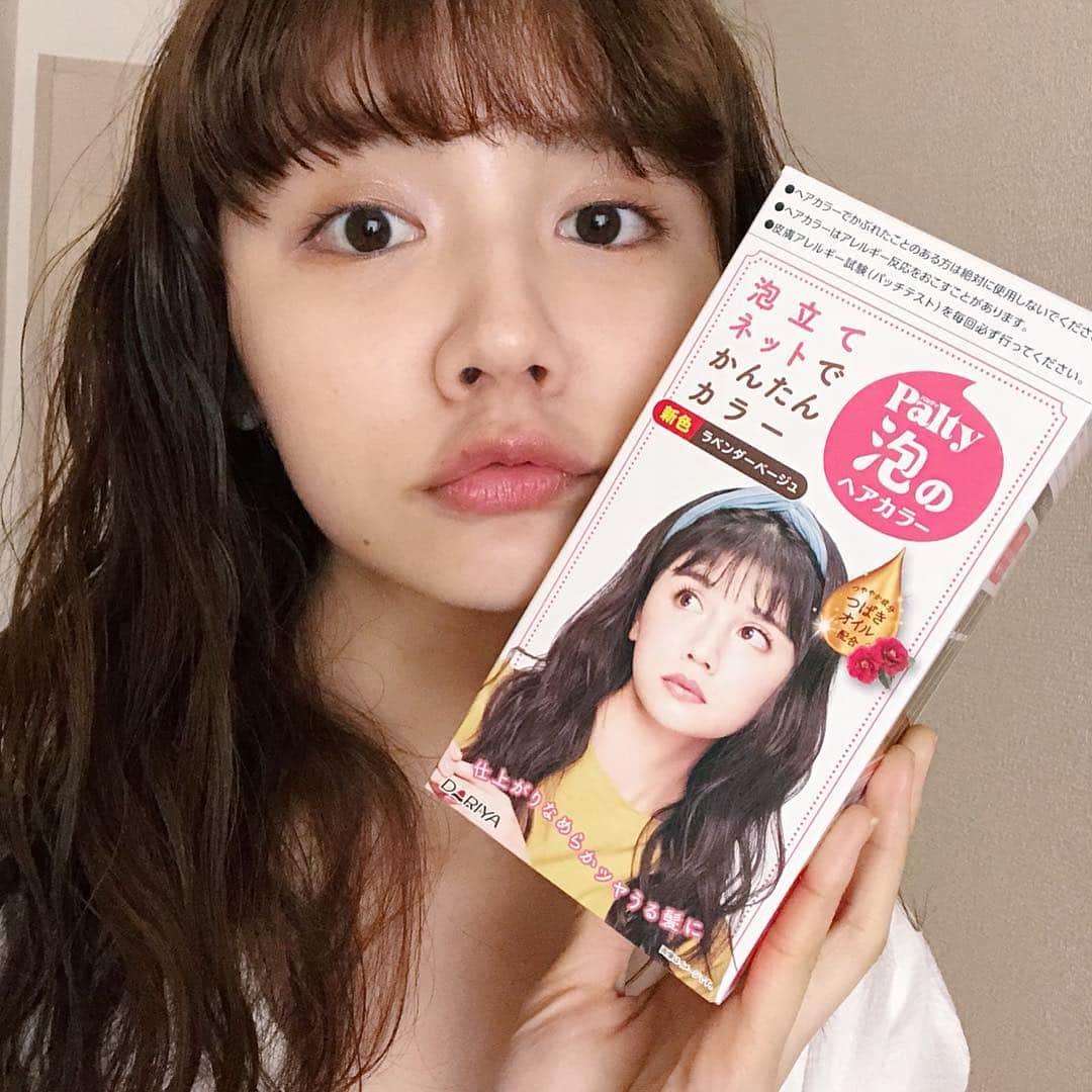村田倫子さんのインスタグラム写真 - (村田倫子Instagram)「春の髪の色。﻿ ﻿  皆さん何にしたいですか？﻿ ﻿ ﻿ パッケージモデルとしてお世話になっているパルティさんから、 春にぴったりな新色がでましたよ〜☺︎﻿ ニューカラーは柔らかな色味が絶妙で すっごく可愛いのです、、、。 とくにラベンダーベージュの質感がいい感じ。﻿ ﻿ この色味がセルフで楽しめるのはうれしい。﻿ パルティのカラーは、 泡で染めるタイプなので自分でも簡単に仕上げられるし、 トリートメント成分がたっぷりなので、 気になるダメージもケアできます。﻿ よかったら、 店頭でみてみてください（＾_＾）✌︎﻿ ﻿ ﻿ #palty #パルティ #ヘアカラー #セルフカラー #抜け感 #透け感 #ラベンダーベージュ #アイスグレージュ #PR﻿」3月19日 21時28分 - rinco1023