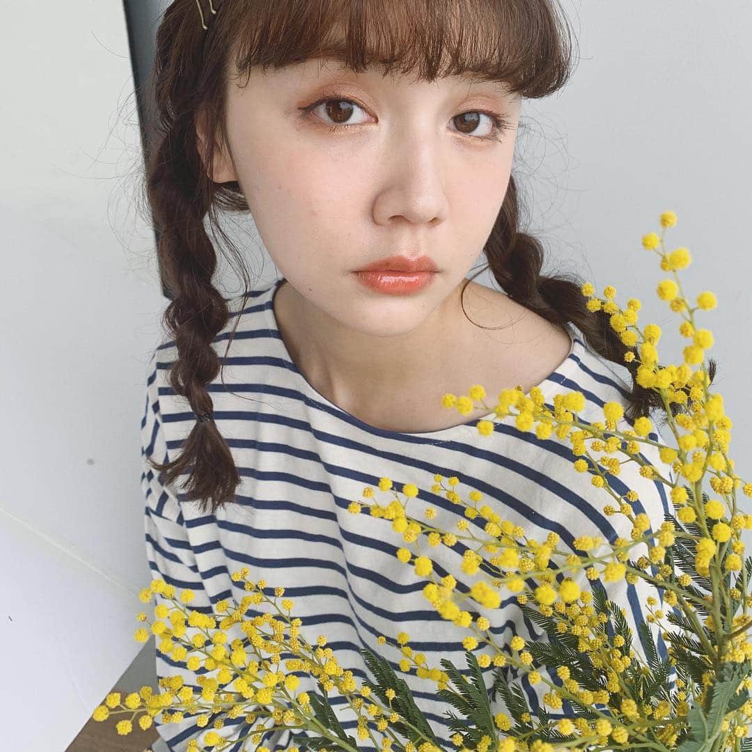 村田倫子さんのインスタグラム写真 - (村田倫子Instagram)「春の髪の色。﻿ ﻿  皆さん何にしたいですか？﻿ ﻿ ﻿ パッケージモデルとしてお世話になっているパルティさんから、 春にぴったりな新色がでましたよ〜☺︎﻿ ニューカラーは柔らかな色味が絶妙で すっごく可愛いのです、、、。 とくにラベンダーベージュの質感がいい感じ。﻿ ﻿ この色味がセルフで楽しめるのはうれしい。﻿ パルティのカラーは、 泡で染めるタイプなので自分でも簡単に仕上げられるし、 トリートメント成分がたっぷりなので、 気になるダメージもケアできます。﻿ よかったら、 店頭でみてみてください（＾_＾）✌︎﻿ ﻿ ﻿ #palty #パルティ #ヘアカラー #セルフカラー #抜け感 #透け感 #ラベンダーベージュ #アイスグレージュ #PR﻿」3月19日 21時28分 - rinco1023