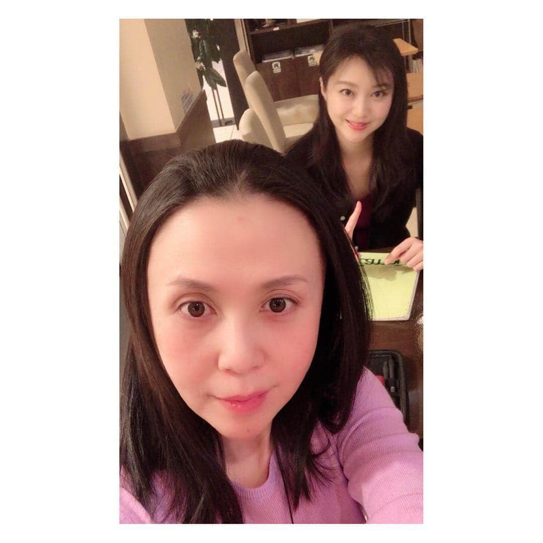 中原翔子さんのインスタグラム写真 - (中原翔子Instagram)「久々に #長谷川るみ ちゃんとお茶してきました。 手摘み苺のお土産まで！いつもありがとうございます😊  #愛コンタクト #共演 #映画デリバリー #お楽しみに  #japaneseactress #actresslife」3月19日 21時28分 - showkonakahara