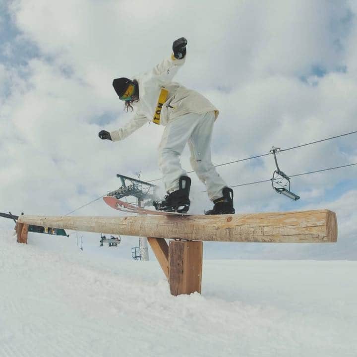 のインスタグラム：「The Stash at Flachauwinkl @shuttleberg turns ten this year, and to celebrate we’re hosting a banked slalom on March 30-31st. @sepplramsbacher & @grilo took a few laps through for a little preview. Nearby? Meet up to ride it yourself. 🎥: @denisjanezic」