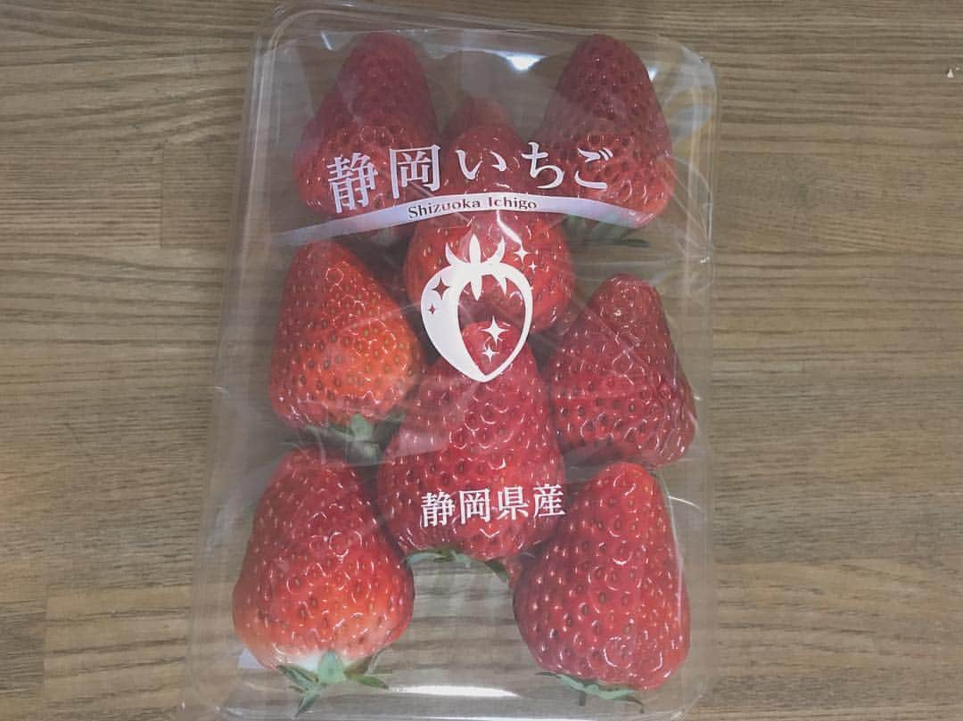 真下華穂さんのインスタグラム写真 - (真下華穂Instagram)「いちごのきせつ🍓💓 #苺 #strawberry #静岡いちご #静岡 #の #いちご #甘くて #おいしい #🍓 #いちごちゃん #frout #越後姫 #も #好き #❤️ #1年ずっと  #いちごの季節 #はるか #ではなく #いちご #笑」3月19日 21時29分 - k.a.h.o.kahochan