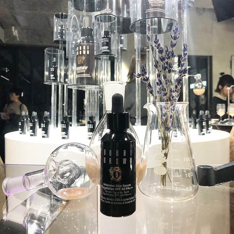 chiyo1173さんのインスタグラム写真 - (chiyo1173Instagram)「@bobbibrownjapan  INTENSIVE SKIN SERUM FOUNDATION  4th Anniversary Party🥂 ・ ・ #bobbibrown #ボビイブラウン の 発売以来人気ナンバー1のロングセラー製品 「インテンシブ スキン セラム ファンデーション」 その4周年を記念したパーティーにお招き頂きました。 ・ ・ 黒を基調としつつもネオンで彩られた空間は、 ボビイブラウンの世界観を感じられる 大人でお洒落な雰囲気✨✨ 非日常的な空間で楽しいひとときでした。 ・ ・ #インテンシブスキンセラムファンデーション は、 スキンケア成分をたっぷりと配合した 美容液のようなファンデーション。 なんとカラバリが13種類も！ タッチアップしてもらい、ぴったりな色味を選んで頂いたので、使うのが楽しみです♡ ・ ・ #美容液ファンデ#PR #cosmetic#cosmetics#コスメ #ファンデーション#美容 #コスメ好きさんと繋がりたい  #美容好きな人と繋がりたい」3月19日 21時27分 - chiyo1173