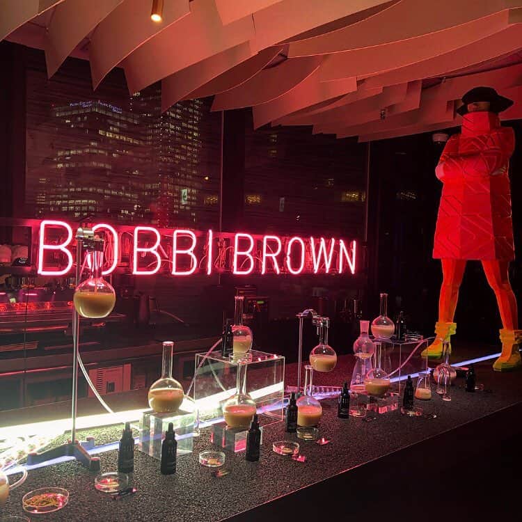 chiyo1173さんのインスタグラム写真 - (chiyo1173Instagram)「@bobbibrownjapan  INTENSIVE SKIN SERUM FOUNDATION  4th Anniversary Party🥂 ・ ・ #bobbibrown #ボビイブラウン の 発売以来人気ナンバー1のロングセラー製品 「インテンシブ スキン セラム ファンデーション」 その4周年を記念したパーティーにお招き頂きました。 ・ ・ 黒を基調としつつもネオンで彩られた空間は、 ボビイブラウンの世界観を感じられる 大人でお洒落な雰囲気✨✨ 非日常的な空間で楽しいひとときでした。 ・ ・ #インテンシブスキンセラムファンデーション は、 スキンケア成分をたっぷりと配合した 美容液のようなファンデーション。 なんとカラバリが13種類も！ タッチアップしてもらい、ぴったりな色味を選んで頂いたので、使うのが楽しみです♡ ・ ・ #美容液ファンデ#PR #cosmetic#cosmetics#コスメ #ファンデーション#美容 #コスメ好きさんと繋がりたい  #美容好きな人と繋がりたい」3月19日 21時27分 - chiyo1173