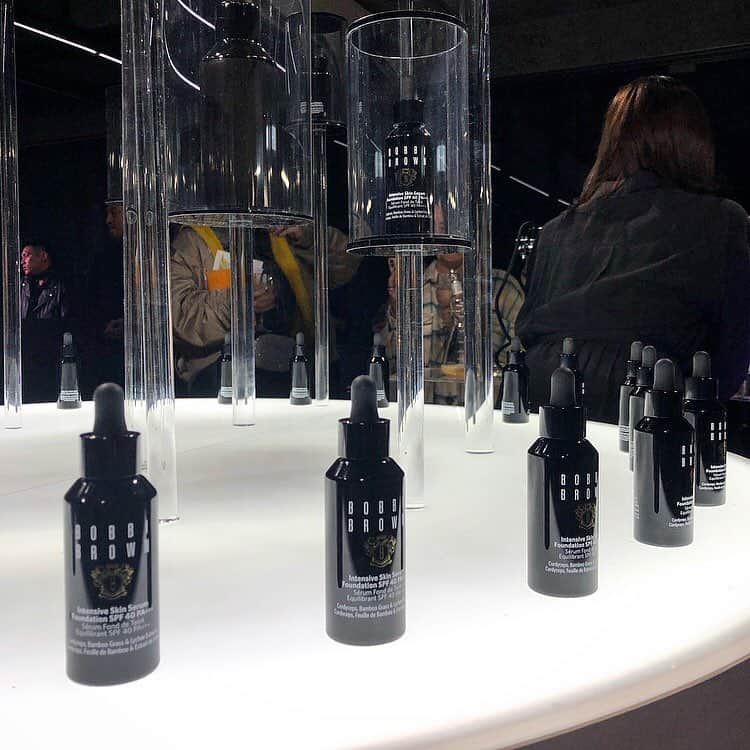 chiyo1173さんのインスタグラム写真 - (chiyo1173Instagram)「@bobbibrownjapan  INTENSIVE SKIN SERUM FOUNDATION  4th Anniversary Party🥂 ・ ・ #bobbibrown #ボビイブラウン の 発売以来人気ナンバー1のロングセラー製品 「インテンシブ スキン セラム ファンデーション」 その4周年を記念したパーティーにお招き頂きました。 ・ ・ 黒を基調としつつもネオンで彩られた空間は、 ボビイブラウンの世界観を感じられる 大人でお洒落な雰囲気✨✨ 非日常的な空間で楽しいひとときでした。 ・ ・ #インテンシブスキンセラムファンデーション は、 スキンケア成分をたっぷりと配合した 美容液のようなファンデーション。 なんとカラバリが13種類も！ タッチアップしてもらい、ぴったりな色味を選んで頂いたので、使うのが楽しみです♡ ・ ・ #美容液ファンデ#PR #cosmetic#cosmetics#コスメ #ファンデーション#美容 #コスメ好きさんと繋がりたい  #美容好きな人と繋がりたい」3月19日 21時27分 - chiyo1173